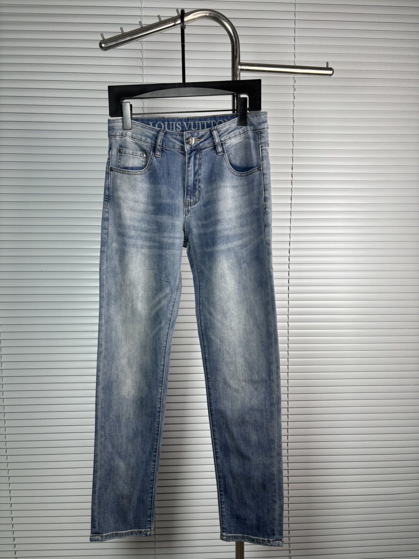 超级有范儿的一款牛仔裤，定制原版水洗牛仔面料，独特设计，顶级刺绣工艺字母图案logo，原版五金辅料装饰，