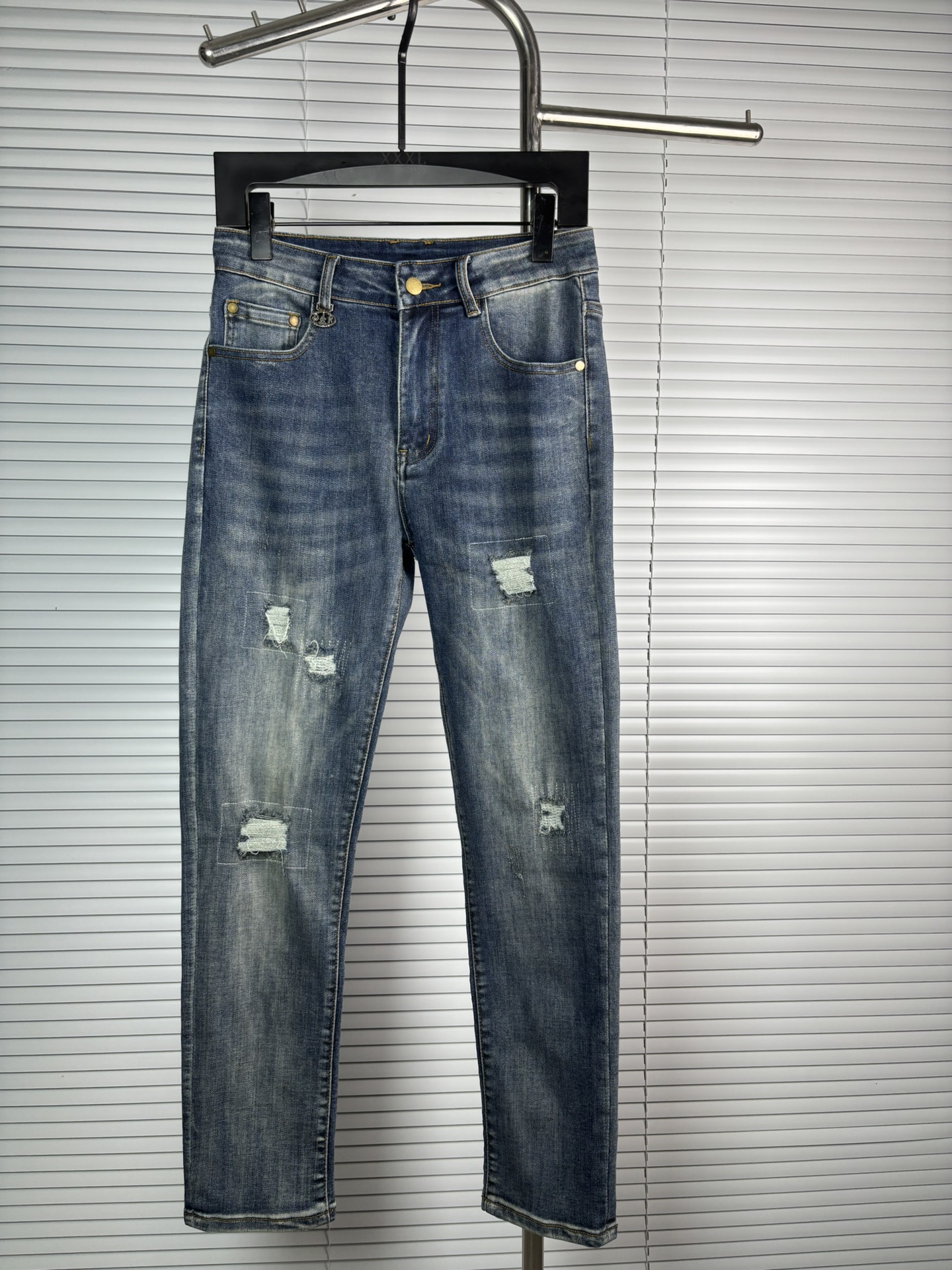 超级有范儿的一款牛仔裤，定制原版水洗牛仔面料，独特设计，顶级刺绣工艺字母图案logo，原版五金辅料装饰，