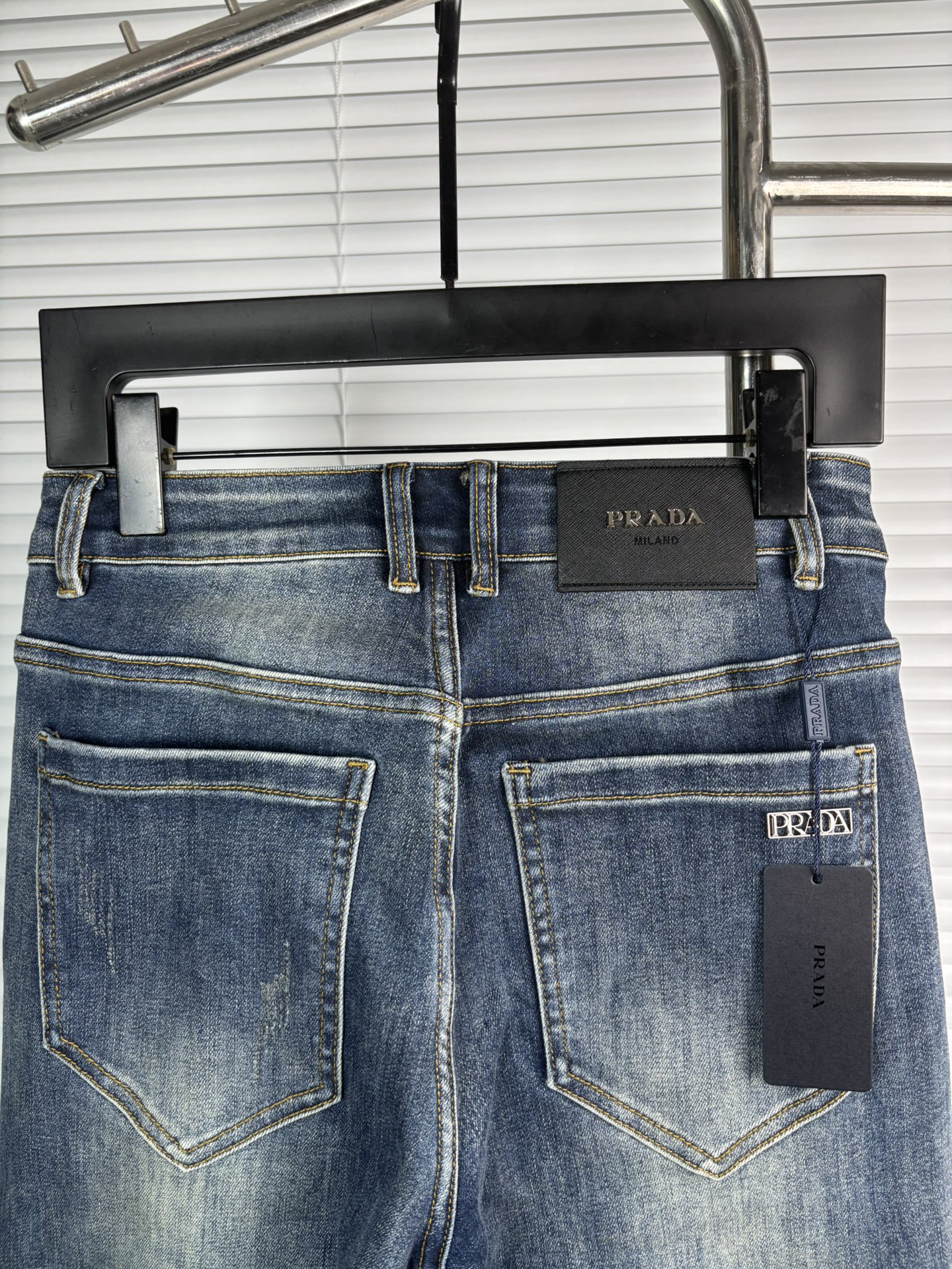 超级有范儿的一款牛仔裤，定制原版水洗牛仔面料，独特设计，顶级刺绣工艺字母图案logo，原版五金辅料装饰，