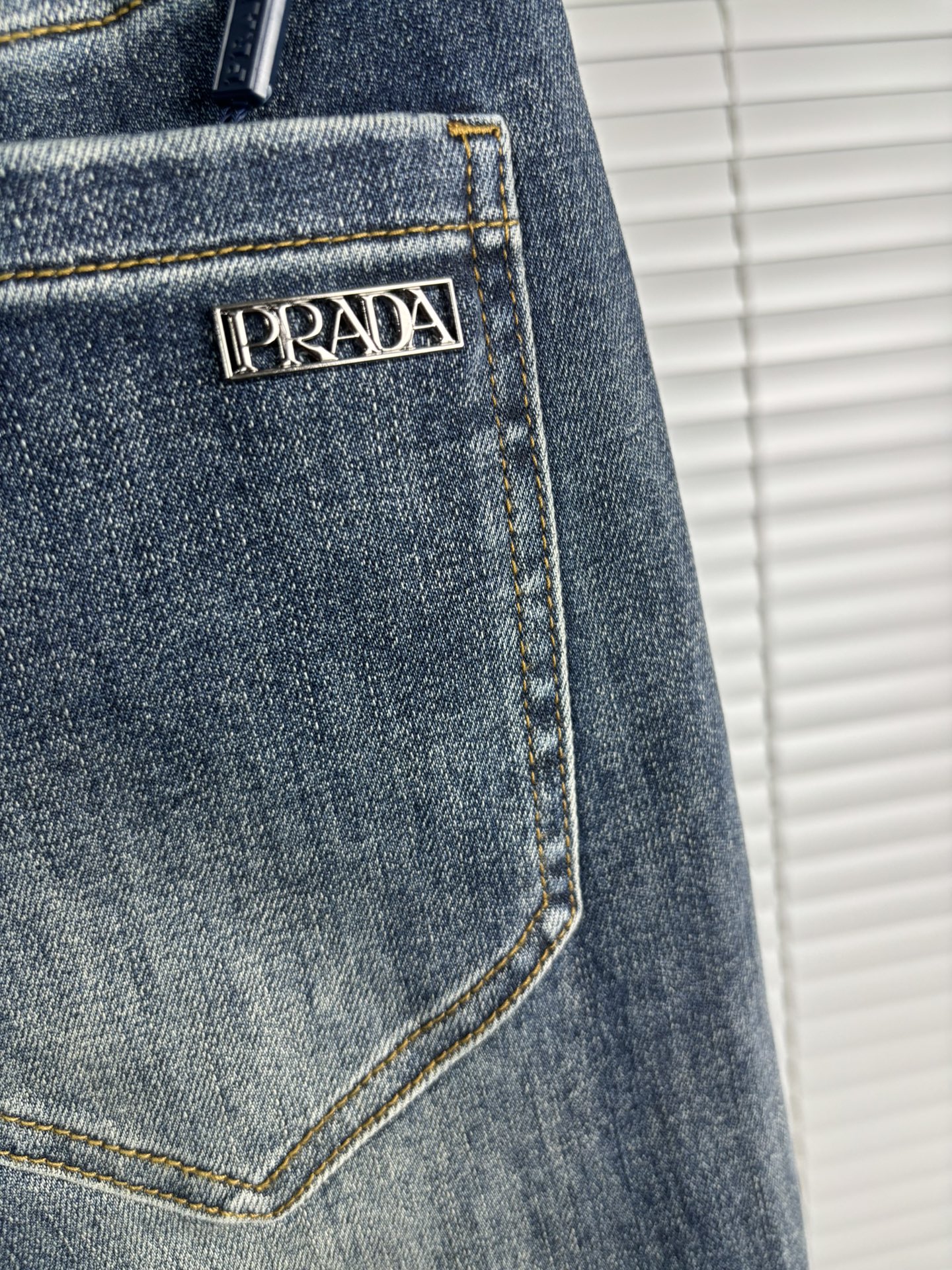 超级有范儿的一款牛仔裤，定制原版水洗牛仔面料，独特设计，顶级刺绣工艺字母图案logo，原版五金辅料装饰，