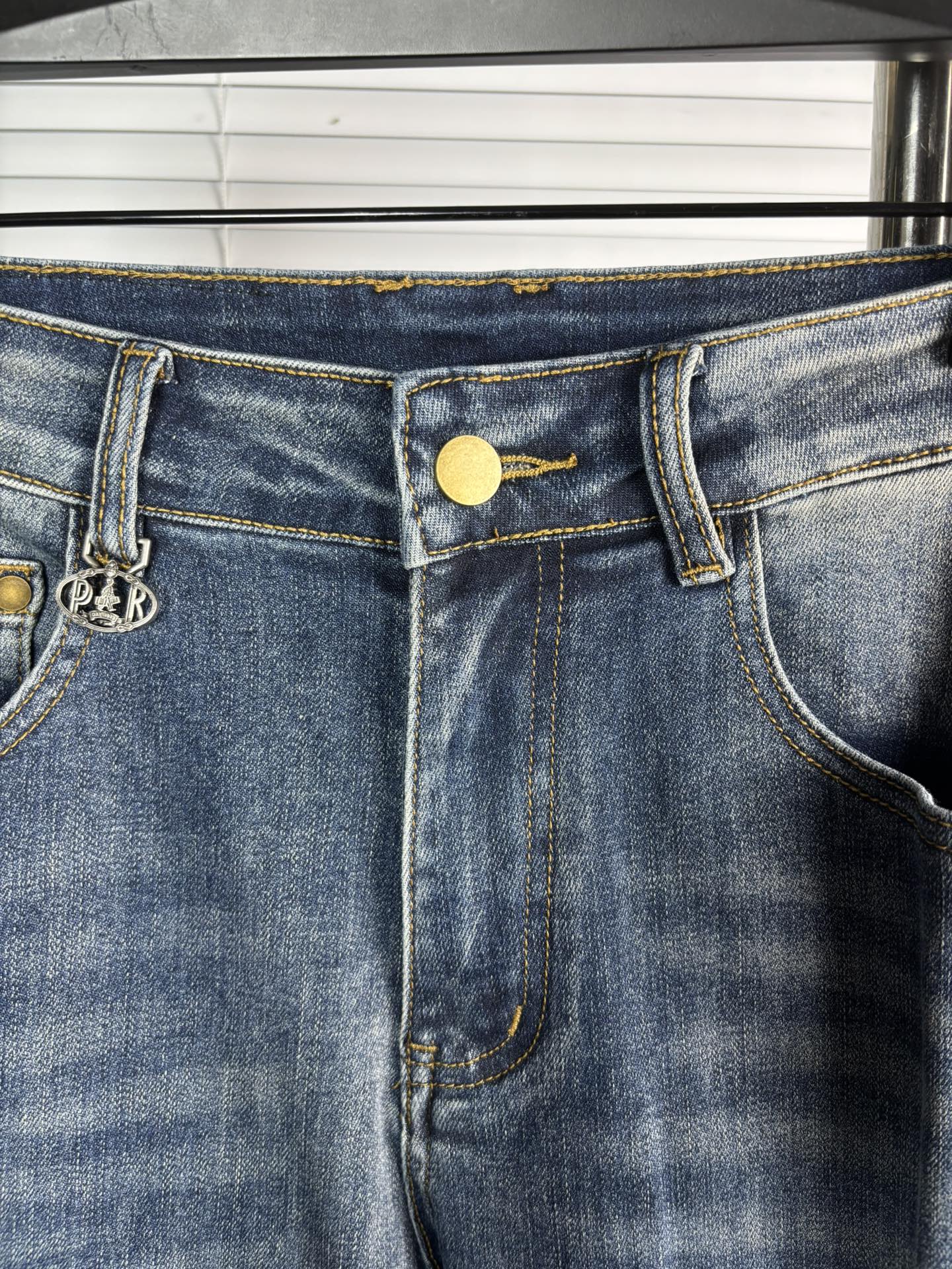 超级有范儿的一款牛仔裤，定制原版水洗牛仔面料，独特设计，顶级刺绣工艺字母图案logo，原版五金辅料装饰，