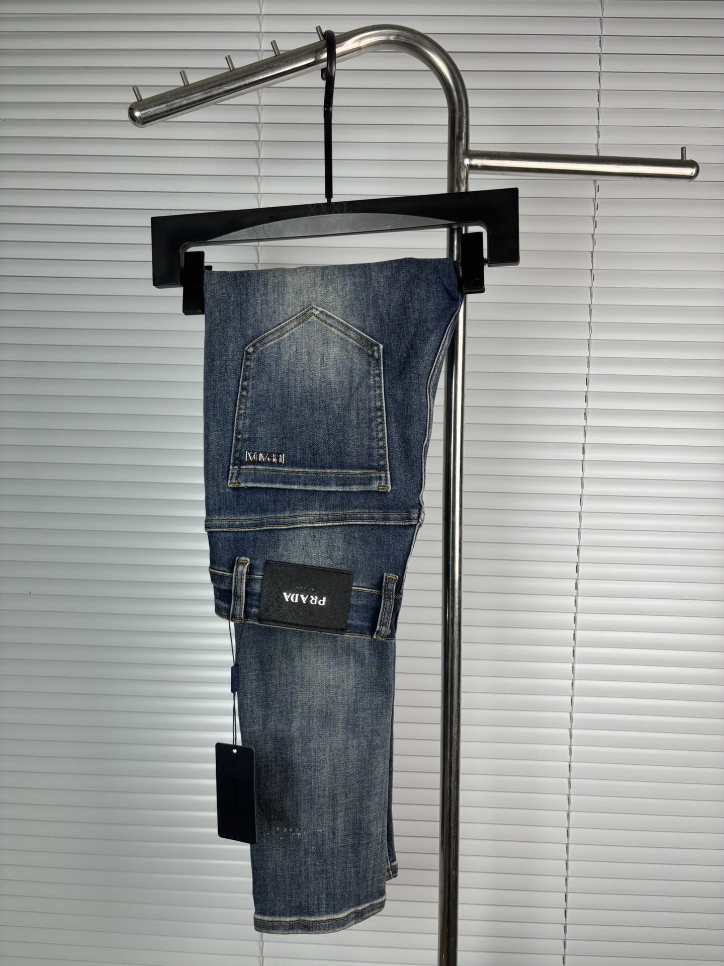 超级有范儿的一款牛仔裤，定制原版水洗牛仔面料，独特设计，顶级刺绣工艺字母图案logo，原版五金辅料装饰，