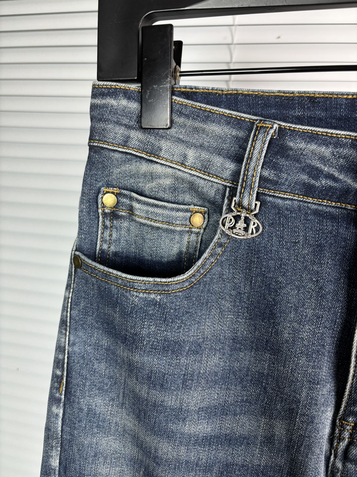 超级有范儿的一款牛仔裤，定制原版水洗牛仔面料，独特设计，顶级刺绣工艺字母图案logo，原版五金辅料装饰，