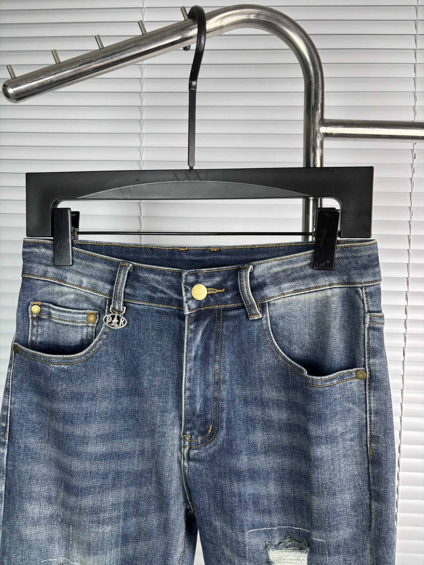 超级有范儿的一款牛仔裤，定制原版水洗牛仔面料，独特设计，顶级刺绣工艺字母图案logo，原版五金辅料装饰，