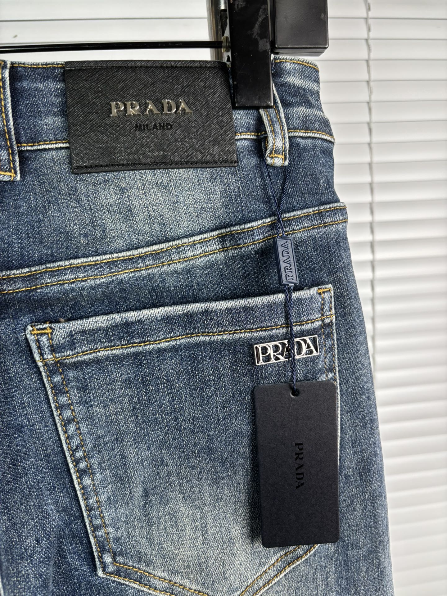 超级有范儿的一款牛仔裤，定制原版水洗牛仔面料，独特设计，顶级刺绣工艺字母图案logo，原版五金辅料装饰，