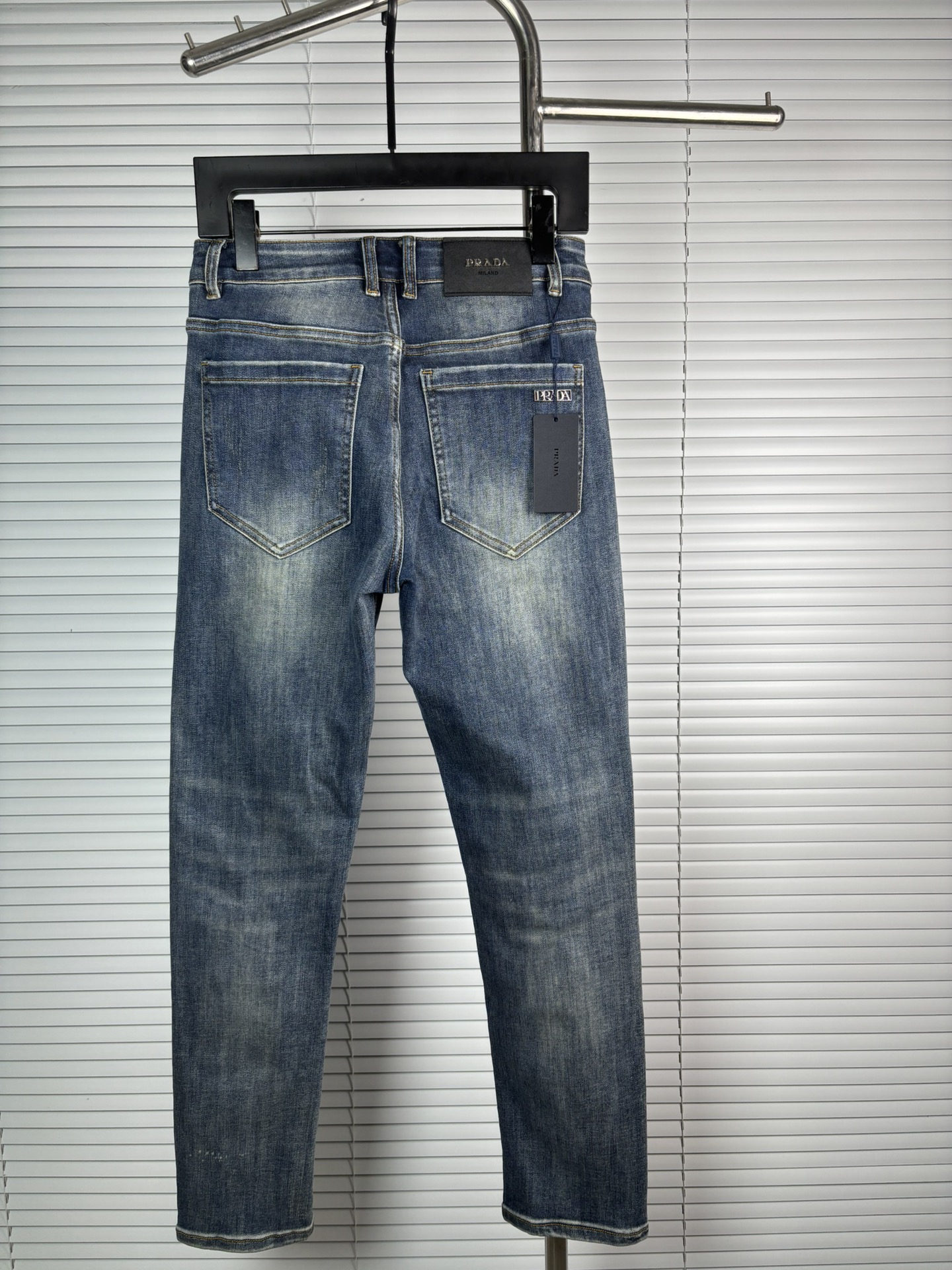 超级有范儿的一款牛仔裤，定制原版水洗牛仔面料，独特设计，顶级刺绣工艺字母图案logo，原版五金辅料装饰，