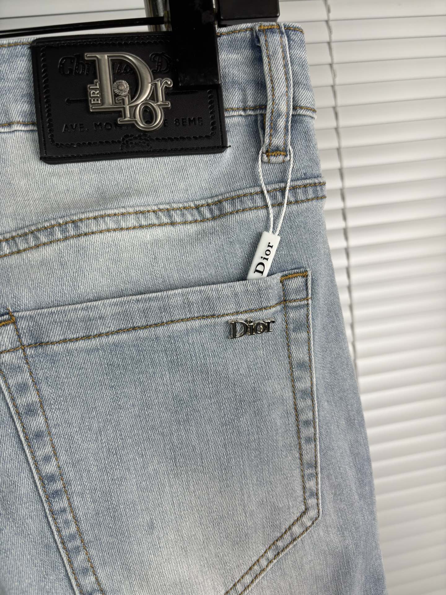 超级有范儿的一款牛仔裤，定制原版水洗牛仔面料，独特设计，顶级刺绣工艺字母图案logo，原版五金辅料装饰，
