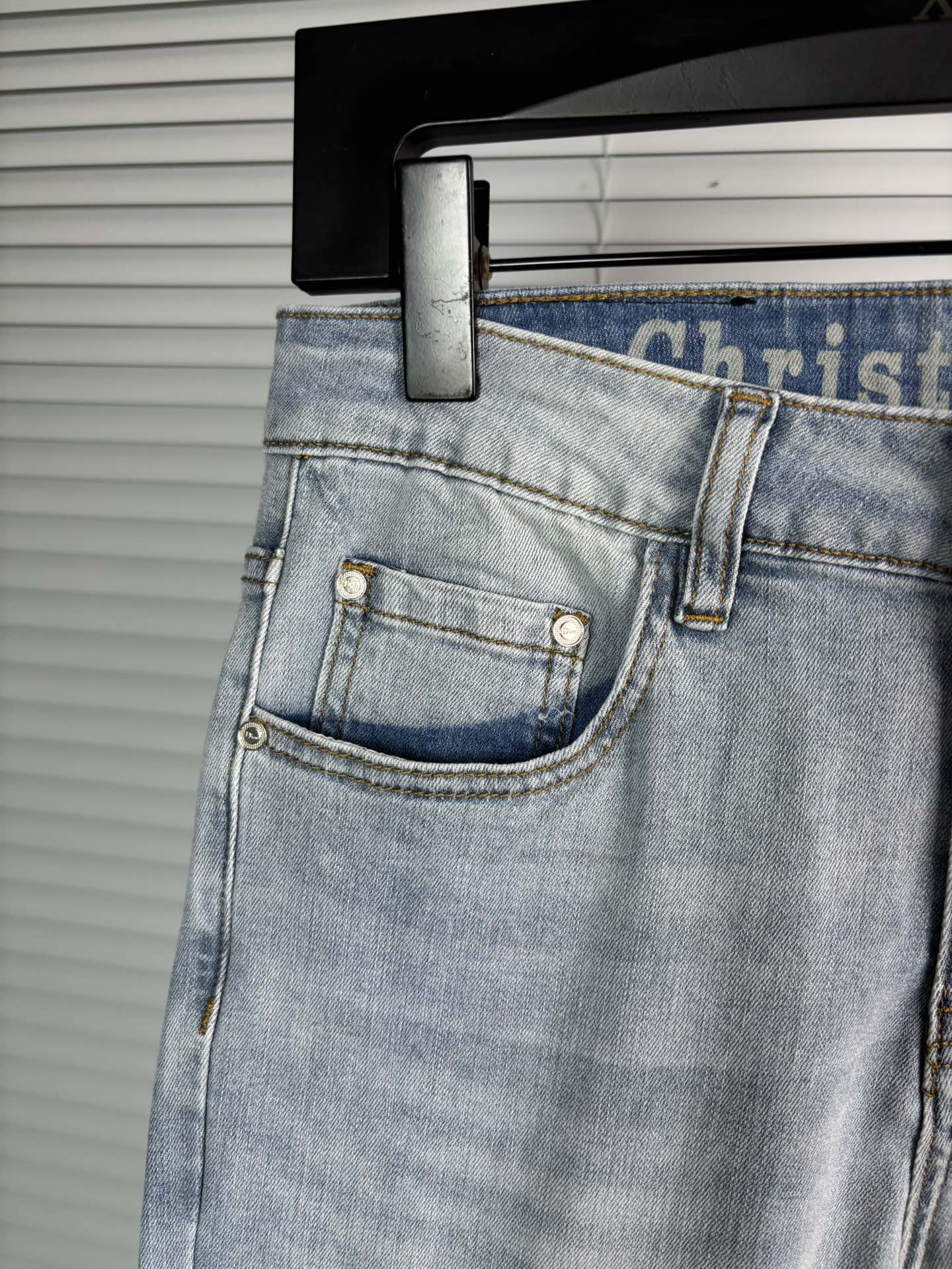 超级有范儿的一款牛仔裤，定制原版水洗牛仔面料，独特设计，顶级刺绣工艺字母图案logo，原版五金辅料装饰，