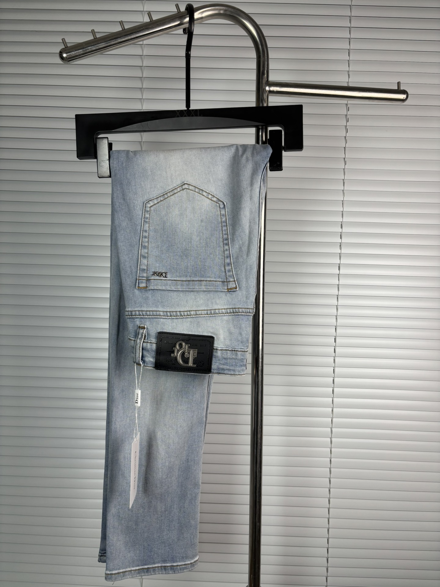 超级有范儿的一款牛仔裤，定制原版水洗牛仔面料，独特设计，顶级刺绣工艺字母图案logo，原版五金辅料装饰，