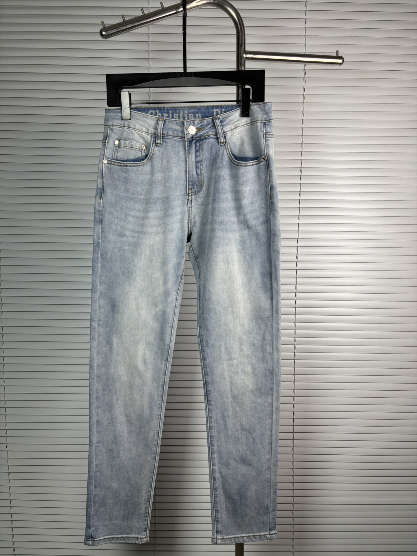 超级有范儿的一款牛仔裤，定制原版水洗牛仔面料，独特设计，顶级刺绣工艺字母图案logo，原版五金辅料装饰，