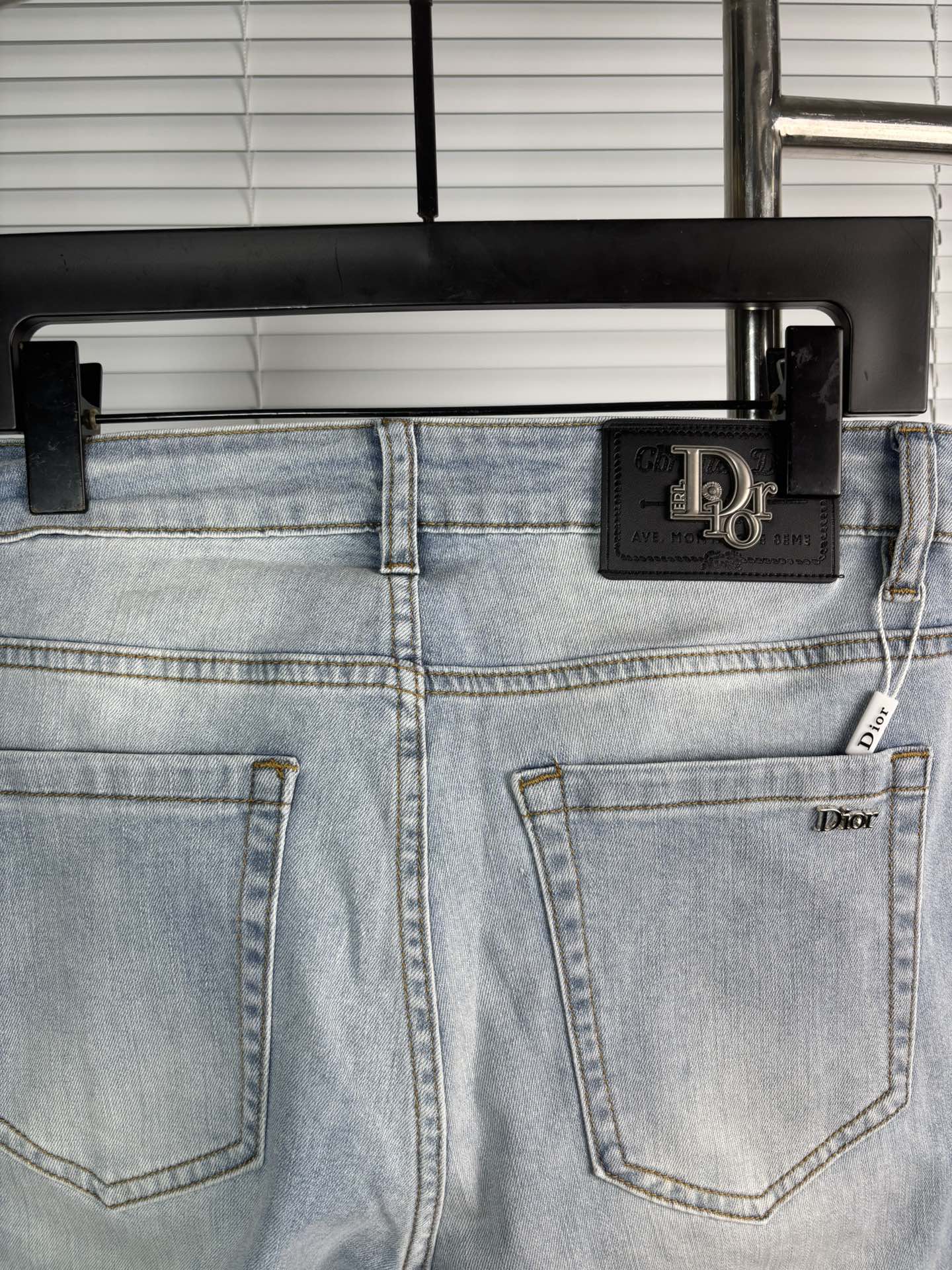 超级有范儿的一款牛仔裤，定制原版水洗牛仔面料，独特设计，顶级刺绣工艺字母图案logo，原版五金辅料装饰，