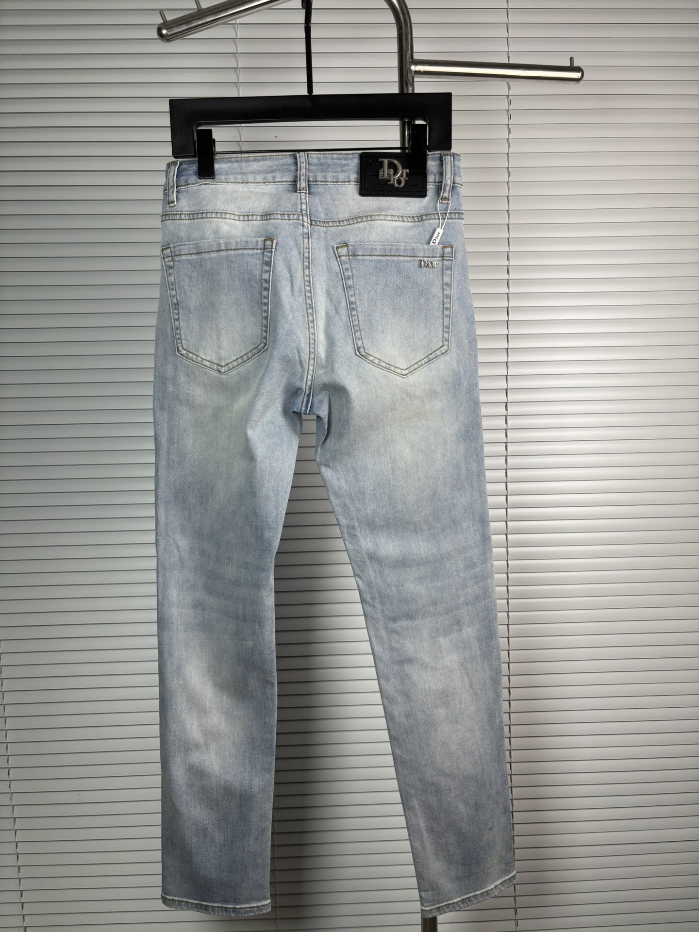 超级有范儿的一款牛仔裤，定制原版水洗牛仔面料，独特设计，顶级刺绣工艺字母图案logo，原版五金辅料装饰，