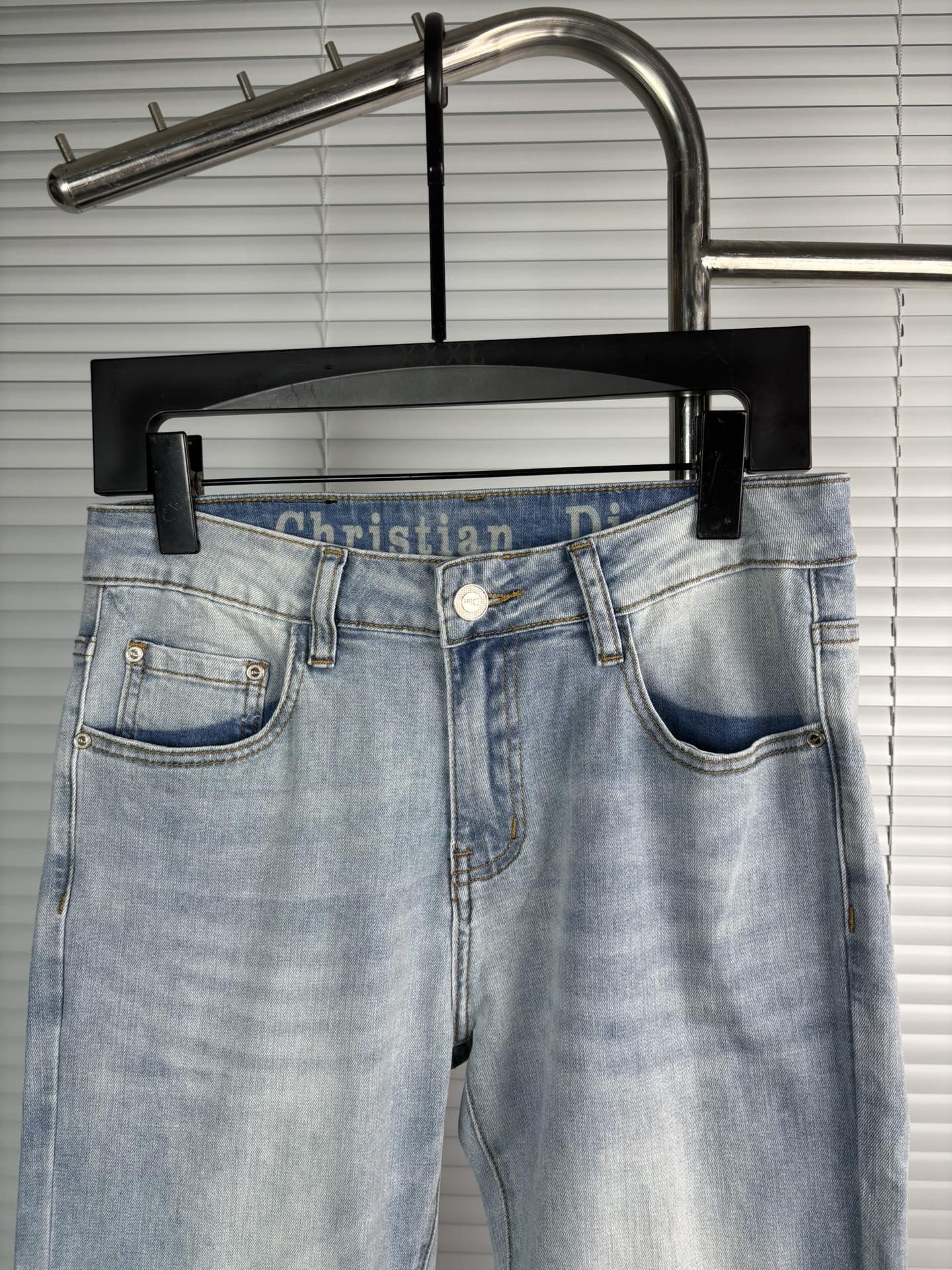 超级有范儿的一款牛仔裤，定制原版水洗牛仔面料，独特设计，顶级刺绣工艺字母图案logo，原版五金辅料装饰，