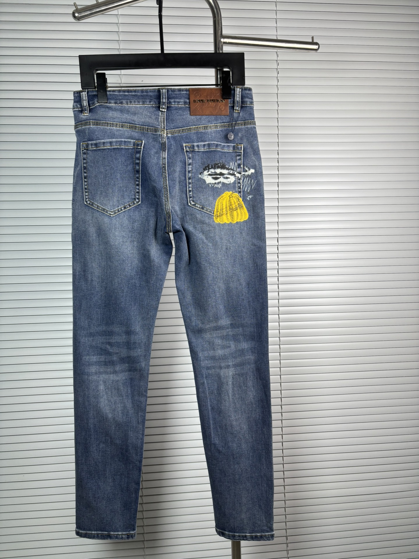 超级有范儿的一款牛仔裤，定制原版水洗牛仔面料，独特设计，顶级刺绣工艺字母图案logo，原版五金辅料装饰，