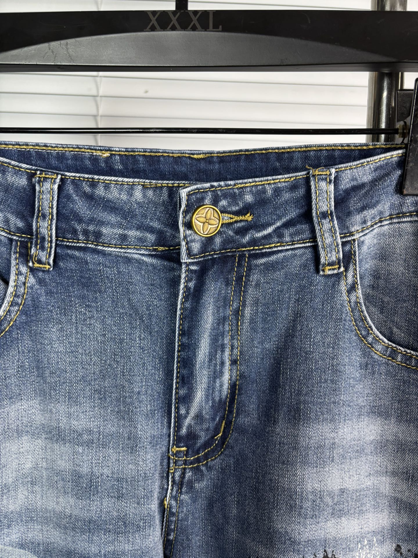 超级有范儿的一款牛仔裤，定制原版水洗牛仔面料，独特设计，顶级刺绣工艺字母图案logo，原版五金辅料装饰，