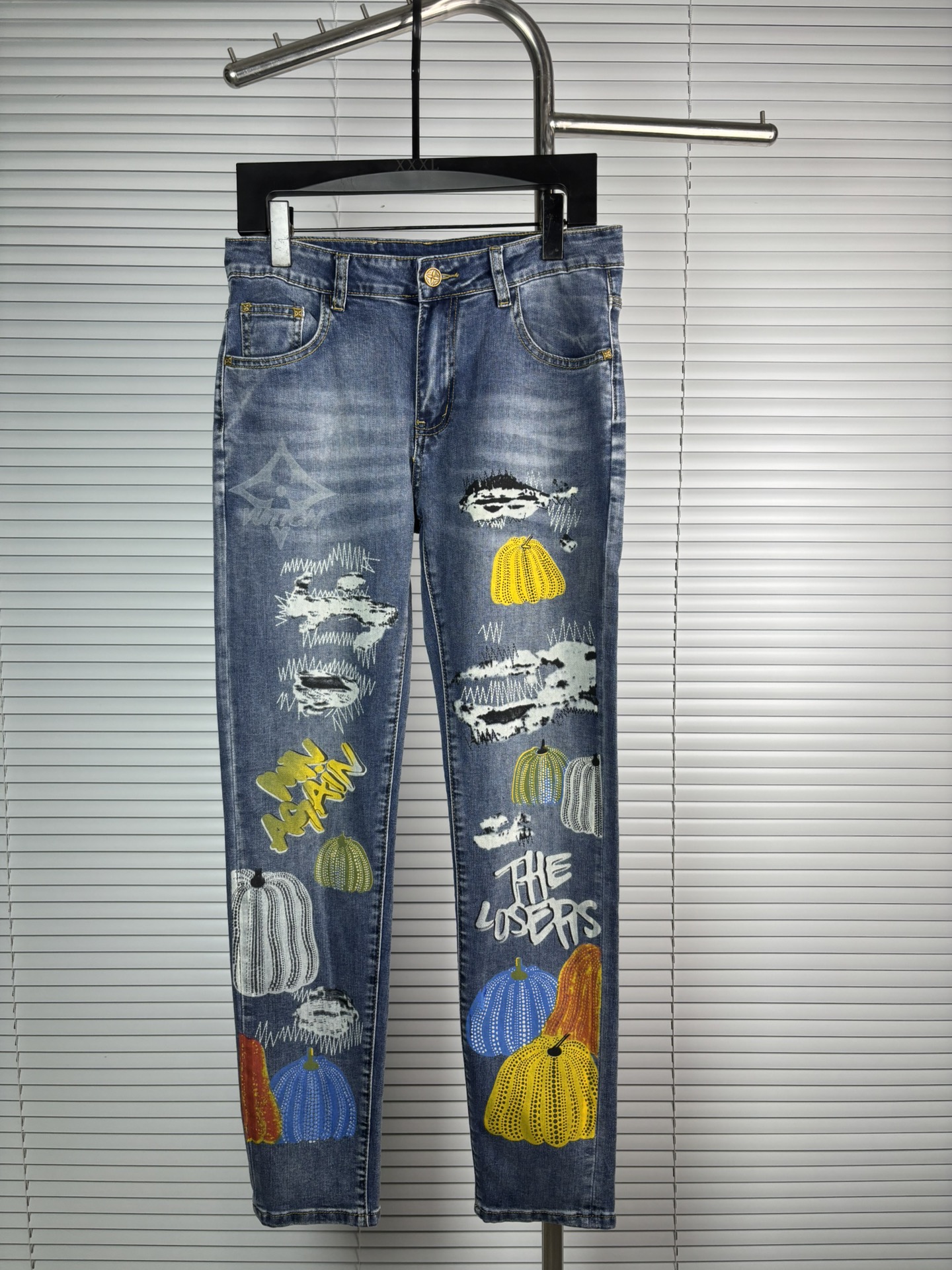 超级有范儿的一款牛仔裤，定制原版水洗牛仔面料，独特设计，顶级刺绣工艺字母图案logo，原版五金辅料装饰，