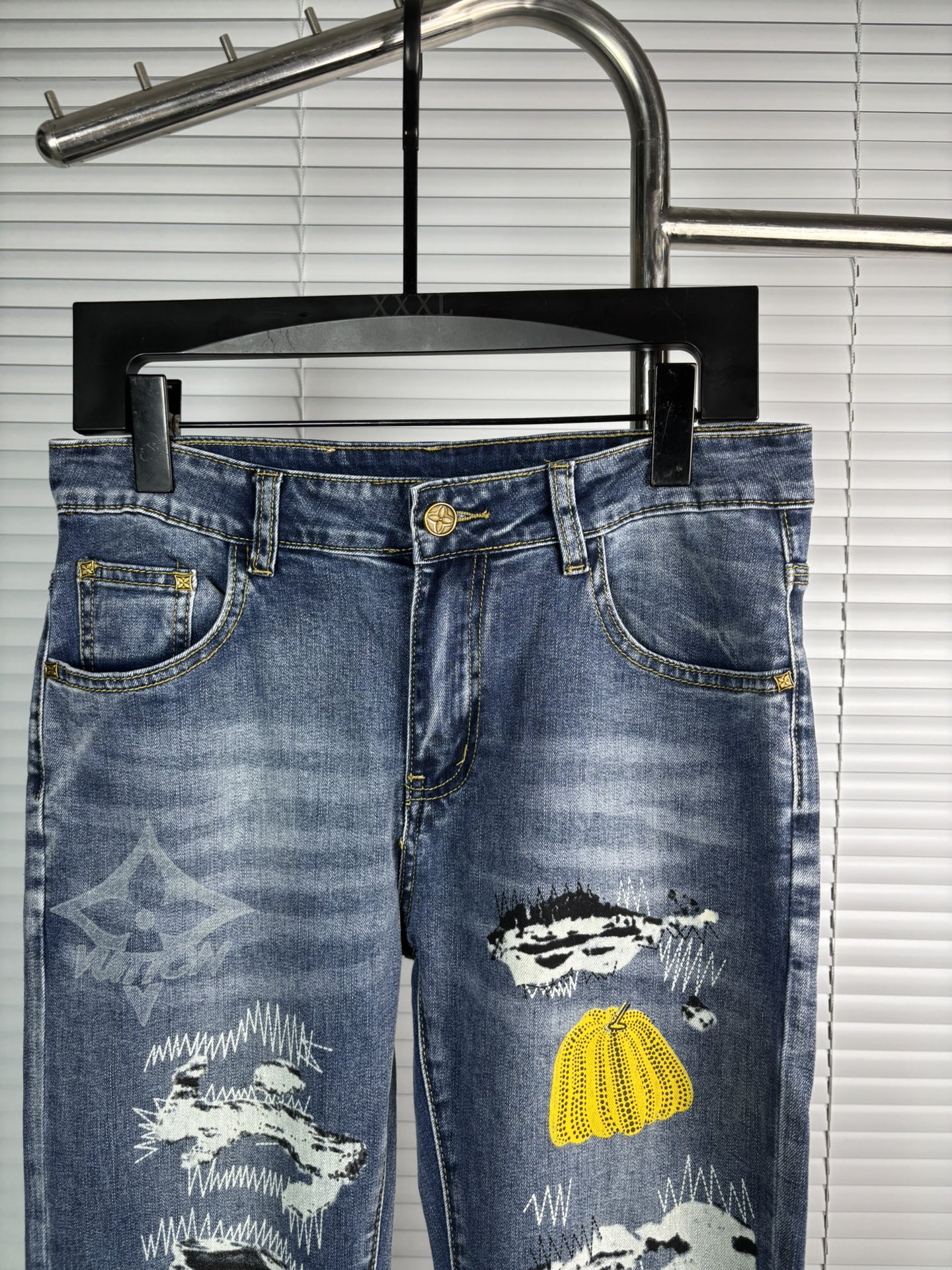 超级有范儿的一款牛仔裤，定制原版水洗牛仔面料，独特设计，顶级刺绣工艺字母图案logo，原版五金辅料装饰，
