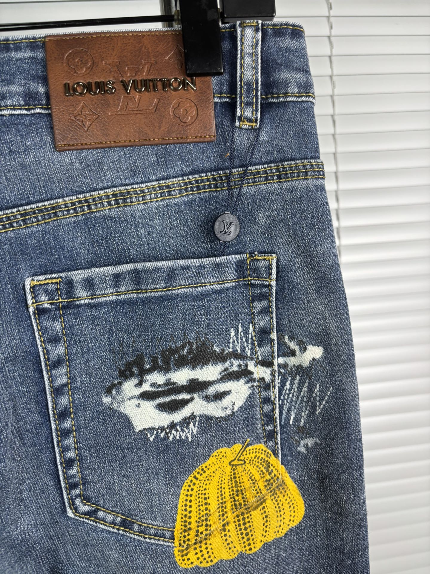 超级有范儿的一款牛仔裤，定制原版水洗牛仔面料，独特设计，顶级刺绣工艺字母图案logo，原版五金辅料装饰，