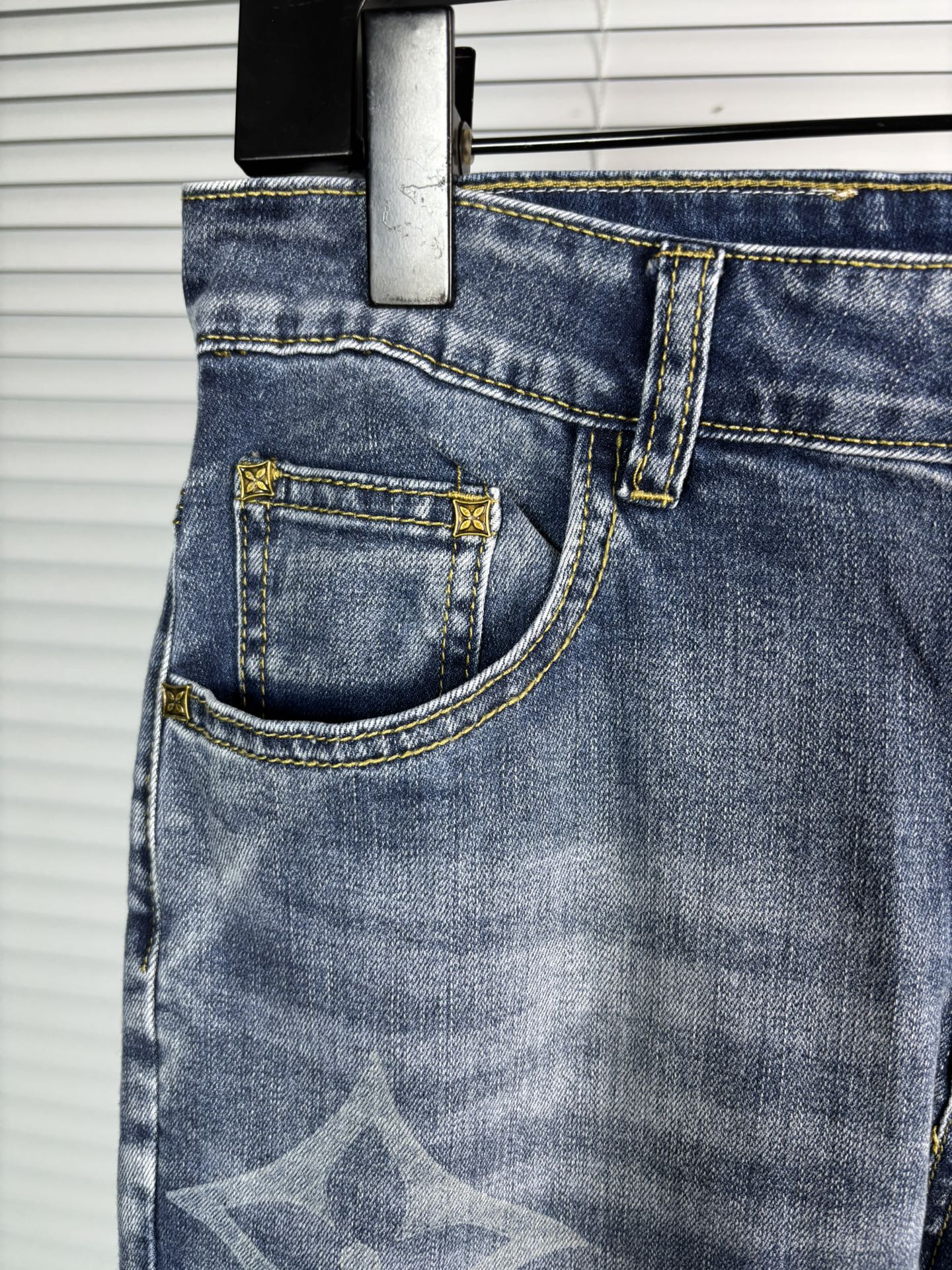 超级有范儿的一款牛仔裤，定制原版水洗牛仔面料，独特设计，顶级刺绣工艺字母图案logo，原版五金辅料装饰，