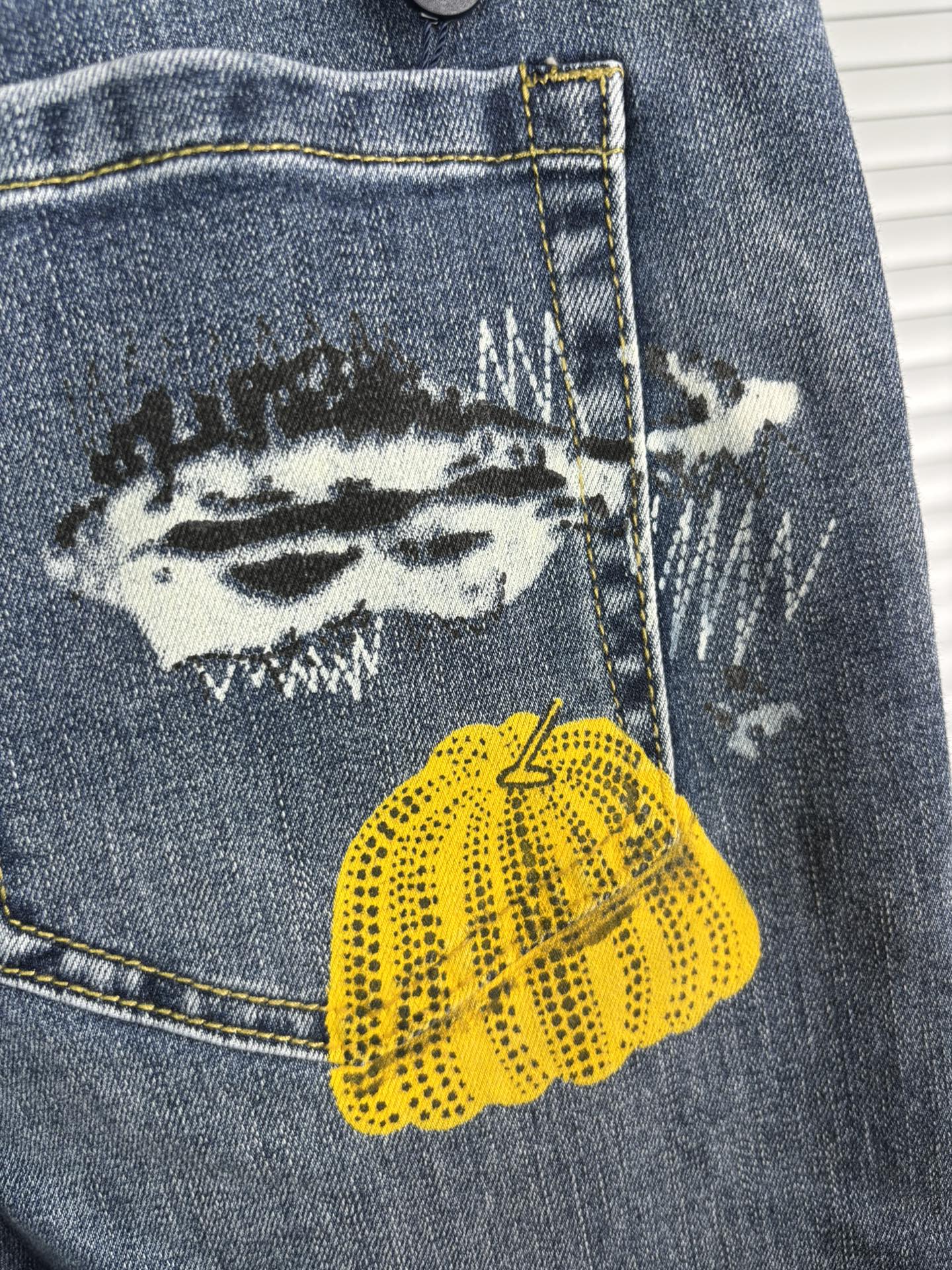 超级有范儿的一款牛仔裤，定制原版水洗牛仔面料，独特设计，顶级刺绣工艺字母图案logo，原版五金辅料装饰，