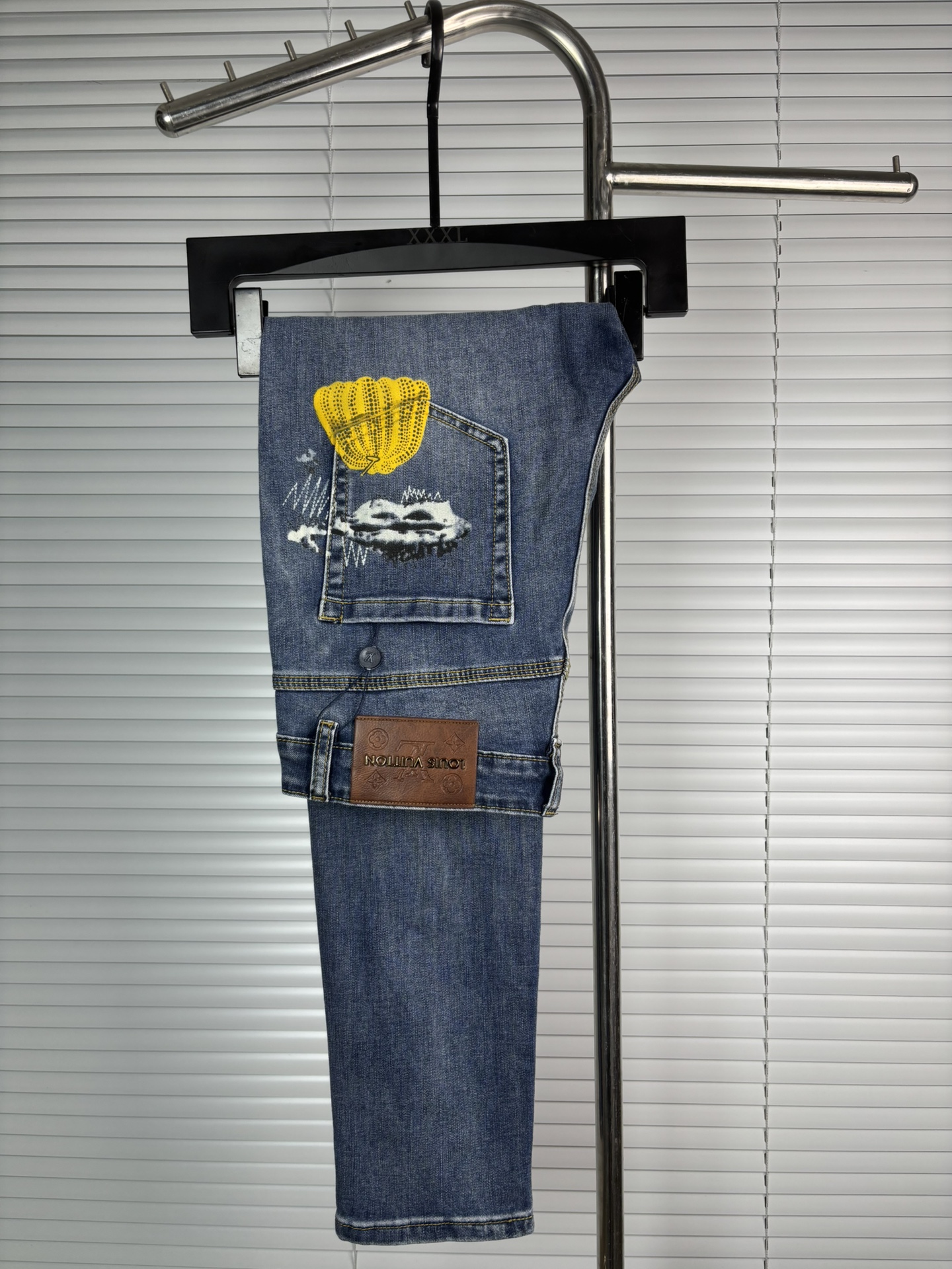 超级有范儿的一款牛仔裤，定制原版水洗牛仔面料，独特设计，顶级刺绣工艺字母图案logo，原版五金辅料装饰，