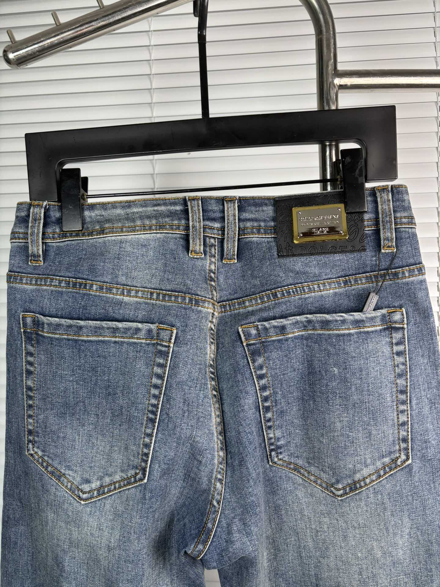 超级有范儿的一款牛仔裤，定制原版水洗牛仔面料，独特设计，顶级刺绣工艺字母图案logo，原版五金辅料装饰，