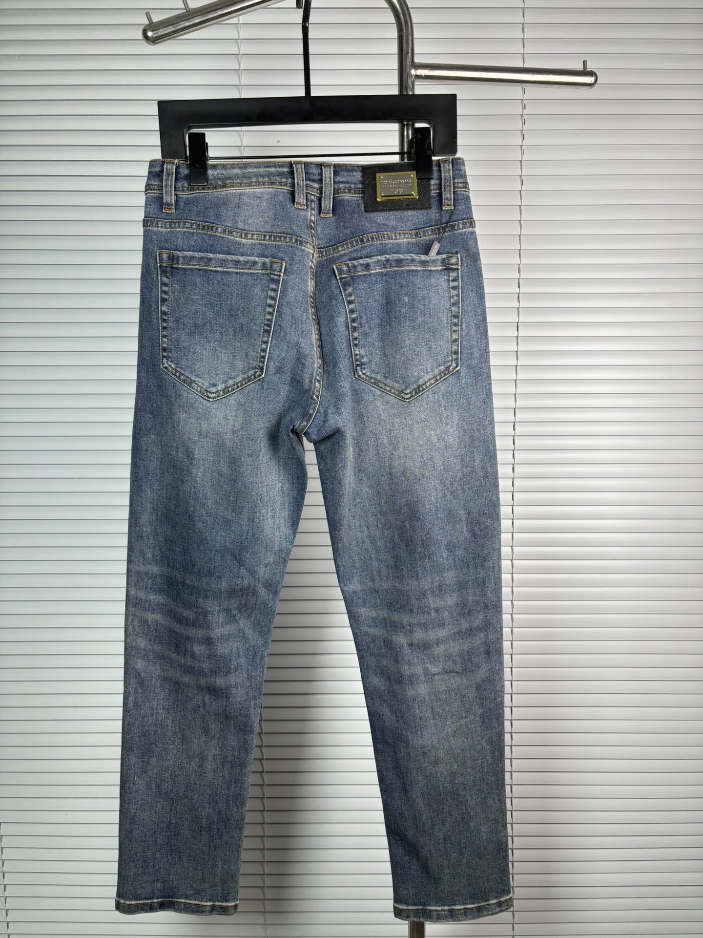 超级有范儿的一款牛仔裤，定制原版水洗牛仔面料，独特设计，顶级刺绣工艺字母图案logo，原版五金辅料装饰，