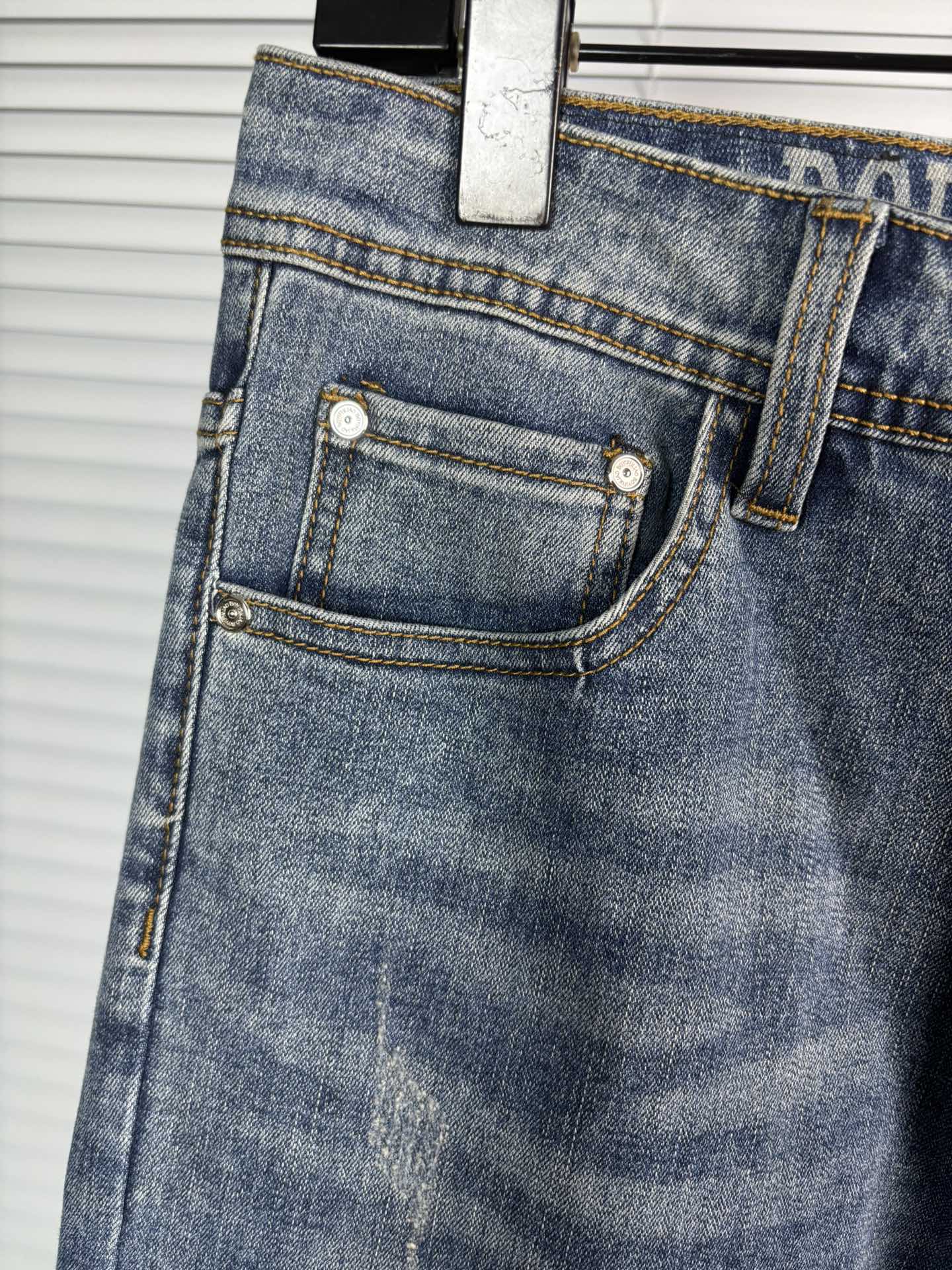 超级有范儿的一款牛仔裤，定制原版水洗牛仔面料，独特设计，顶级刺绣工艺字母图案logo，原版五金辅料装饰，
