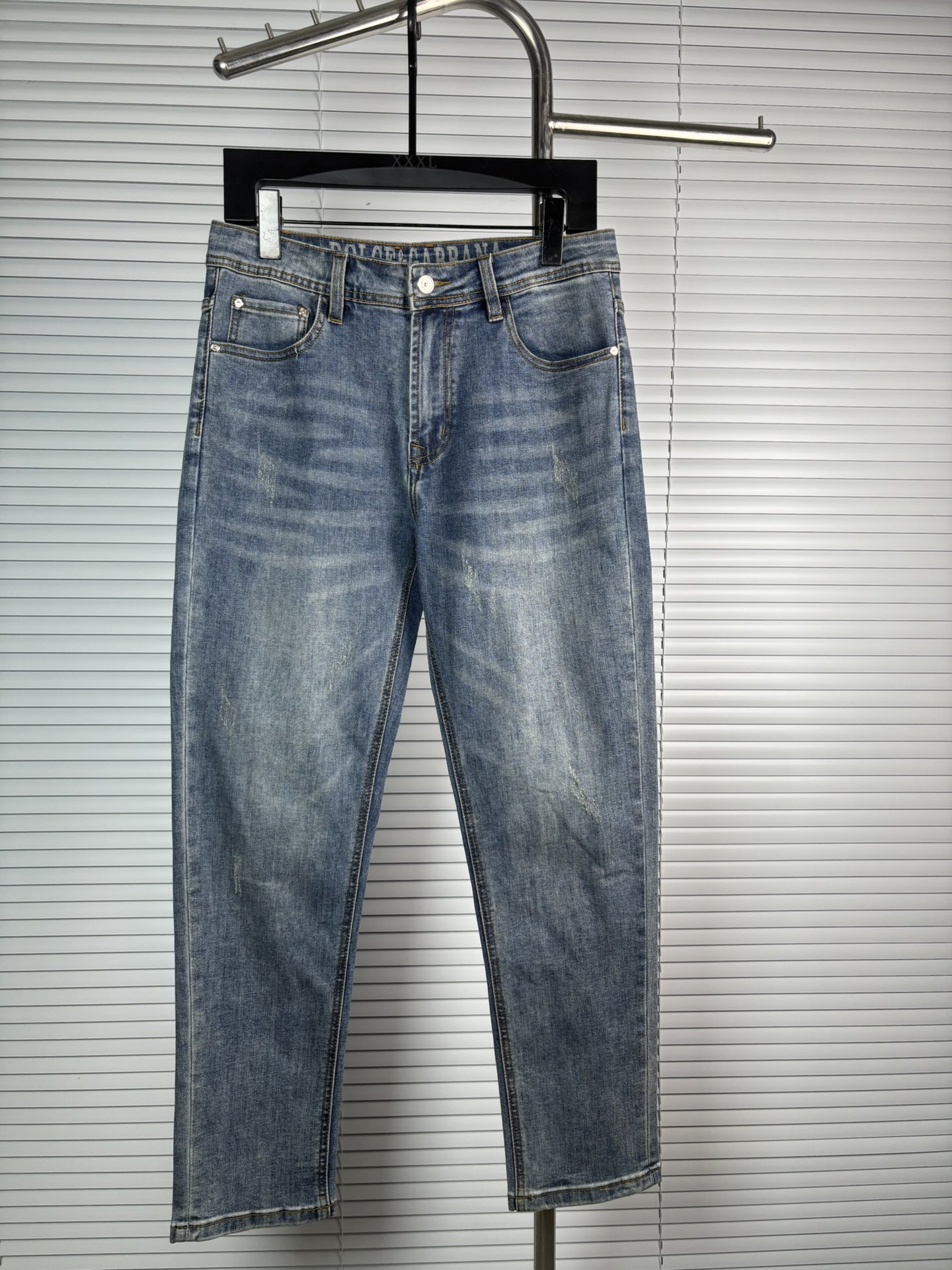 超级有范儿的一款牛仔裤，定制原版水洗牛仔面料，独特设计，顶级刺绣工艺字母图案logo，原版五金辅料装饰，