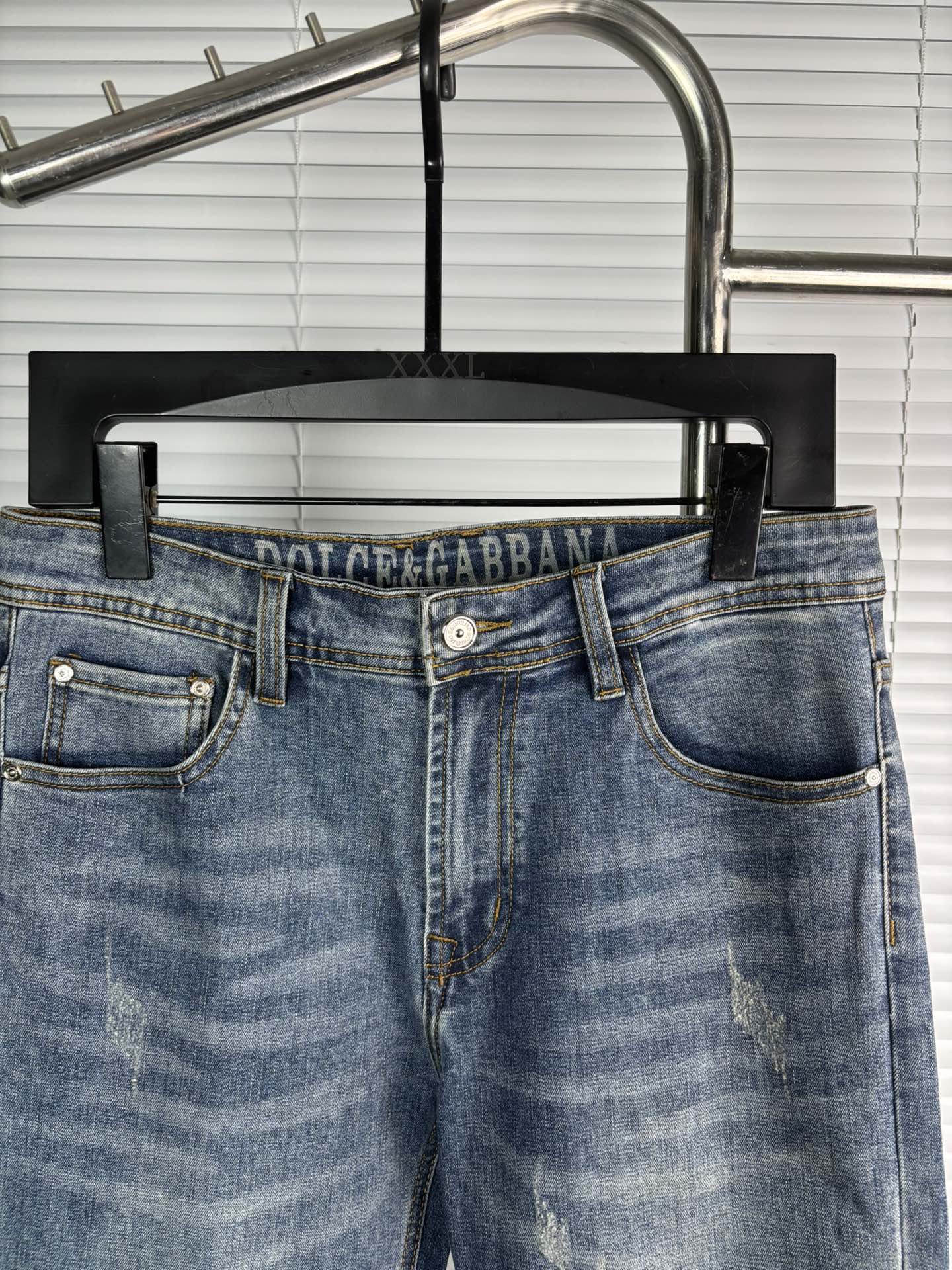 超级有范儿的一款牛仔裤，定制原版水洗牛仔面料，独特设计，顶级刺绣工艺字母图案logo，原版五金辅料装饰，