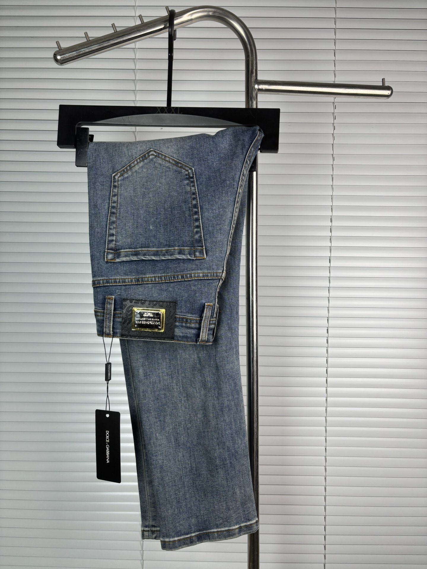 超级有范儿的一款牛仔裤，定制原版水洗牛仔面料，独特设计，顶级刺绣工艺字母图案logo，原版五金辅料装饰，