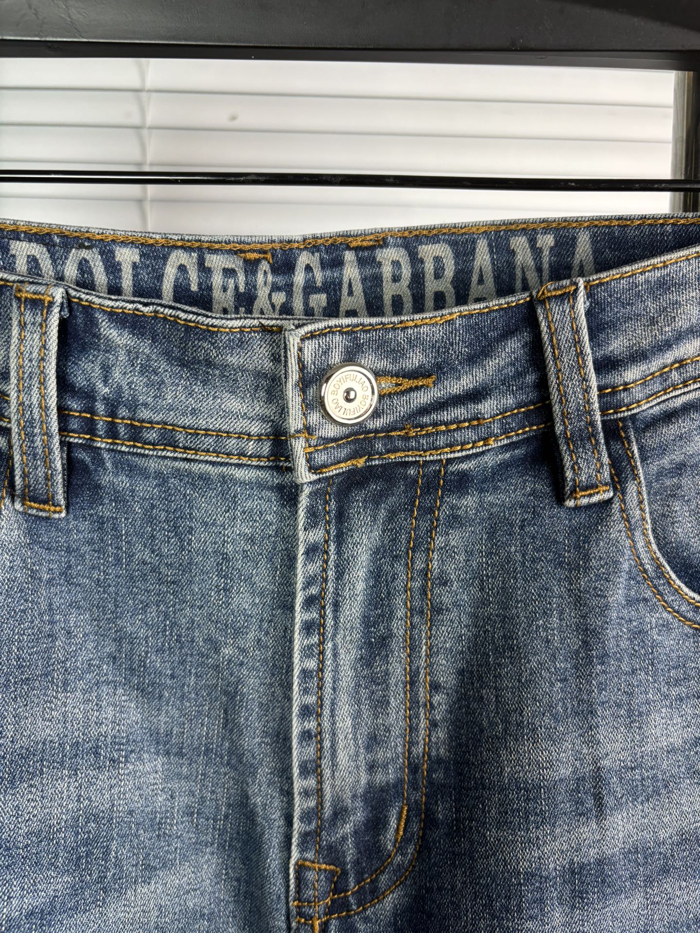 超级有范儿的一款牛仔裤，定制原版水洗牛仔面料，独特设计，顶级刺绣工艺字母图案logo，原版五金辅料装饰，