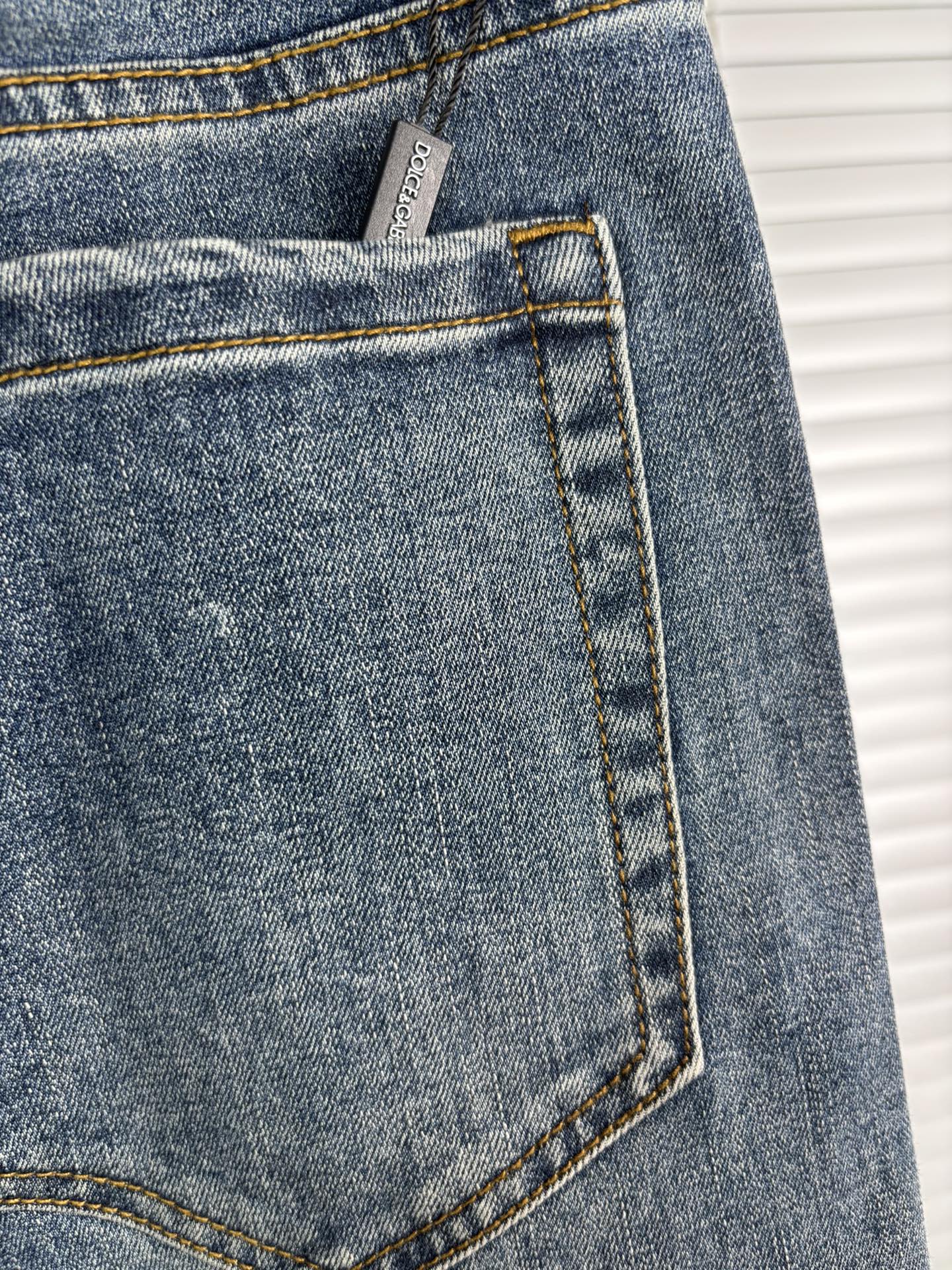 超级有范儿的一款牛仔裤，定制原版水洗牛仔面料，独特设计，顶级刺绣工艺字母图案logo，原版五金辅料装饰，