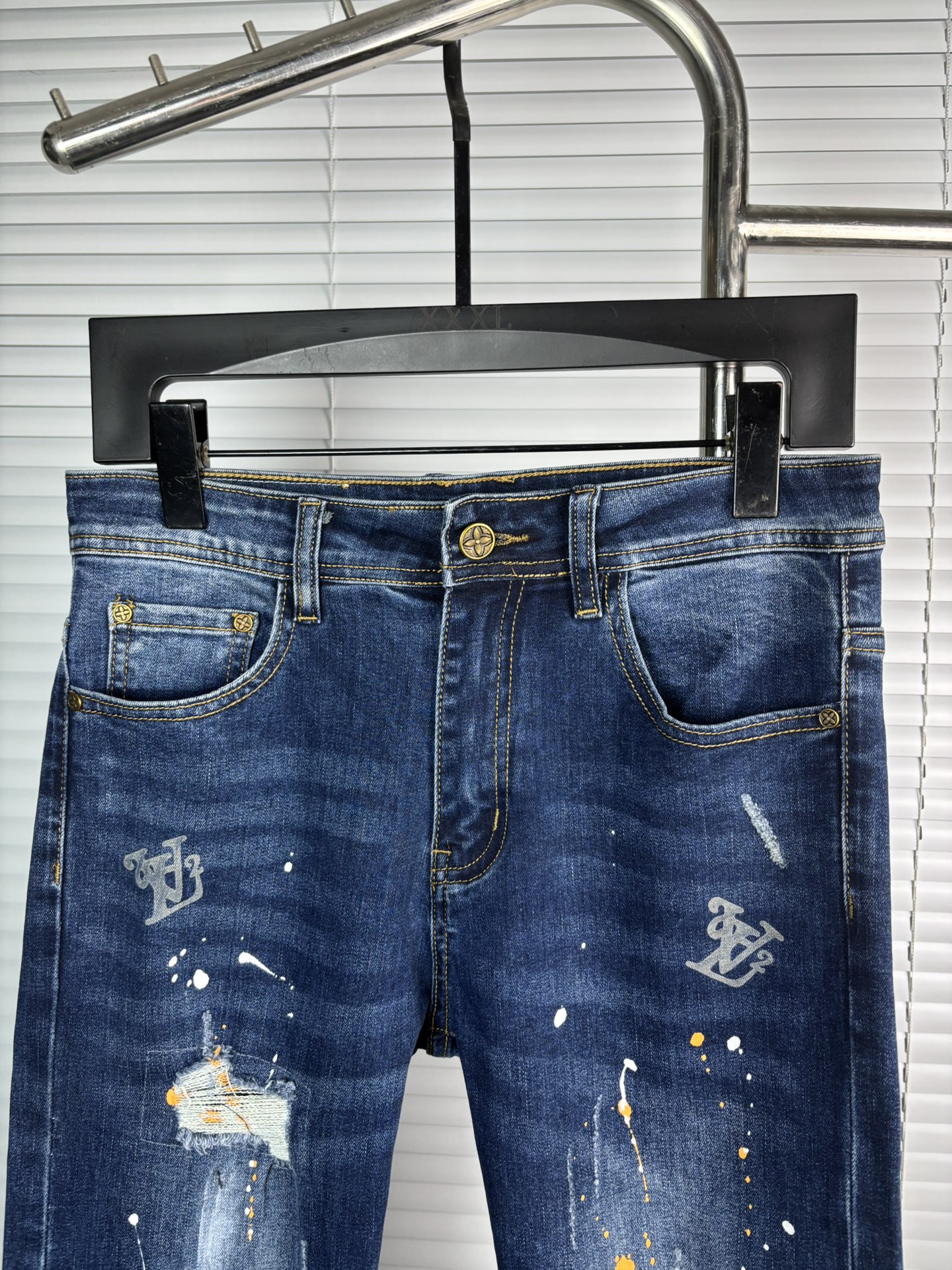 超级有范儿的一款牛仔裤，定制原版水洗牛仔面料，独特设计，顶级刺绣工艺字母图案logo，原版五金辅料装饰，