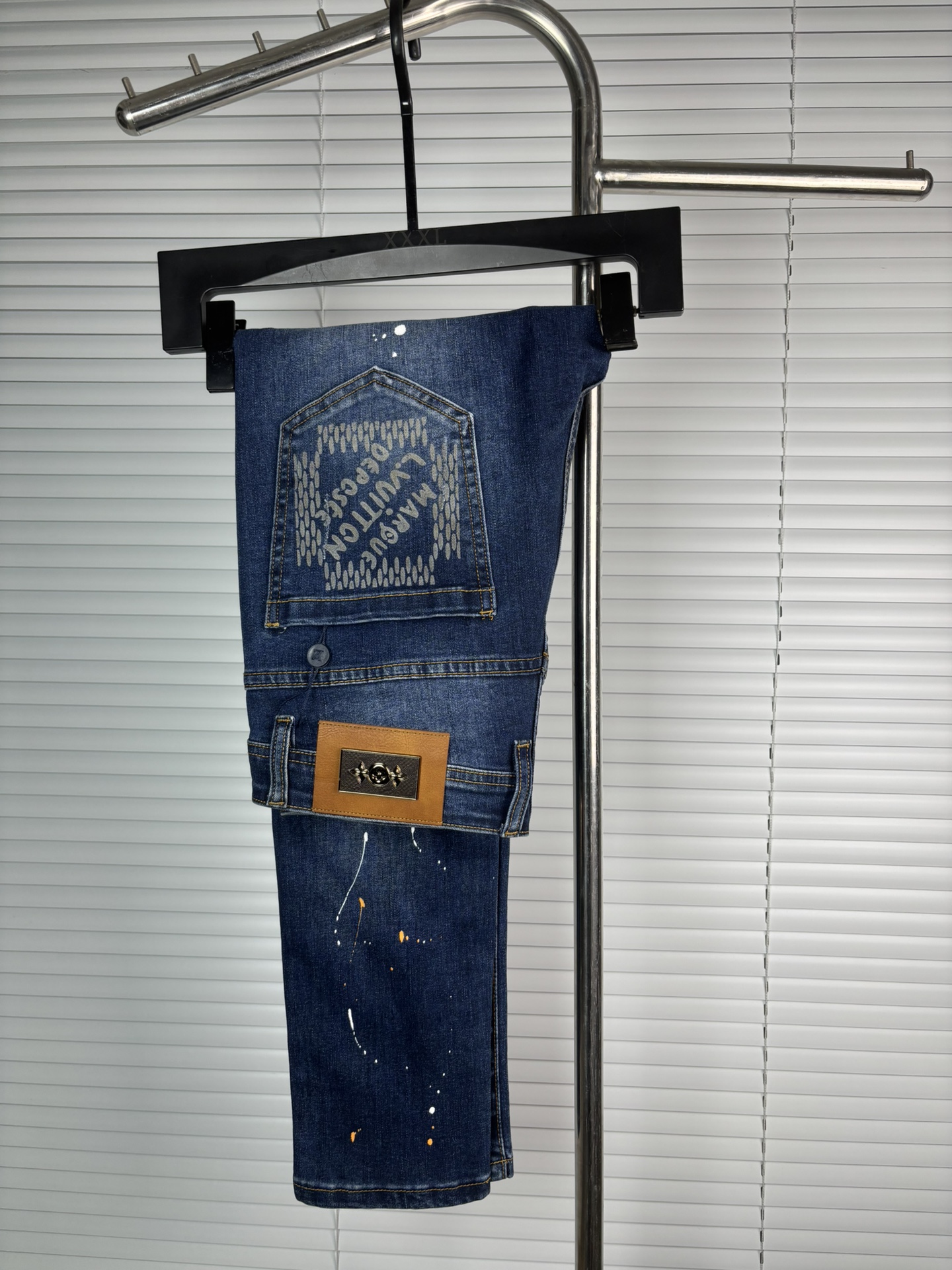超级有范儿的一款牛仔裤，定制原版水洗牛仔面料，独特设计，顶级刺绣工艺字母图案logo，原版五金辅料装饰，