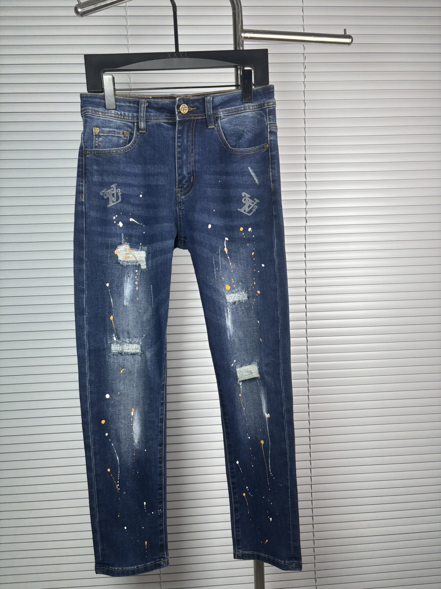 超级有范儿的一款牛仔裤，定制原版水洗牛仔面料，独特设计，顶级刺绣工艺字母图案logo，原版五金辅料装饰，