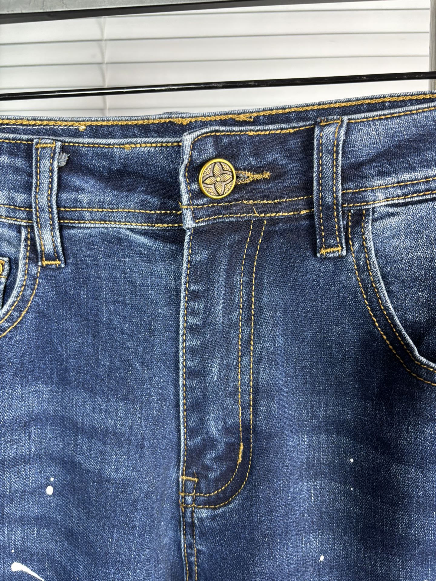 超级有范儿的一款牛仔裤，定制原版水洗牛仔面料，独特设计，顶级刺绣工艺字母图案logo，原版五金辅料装饰，