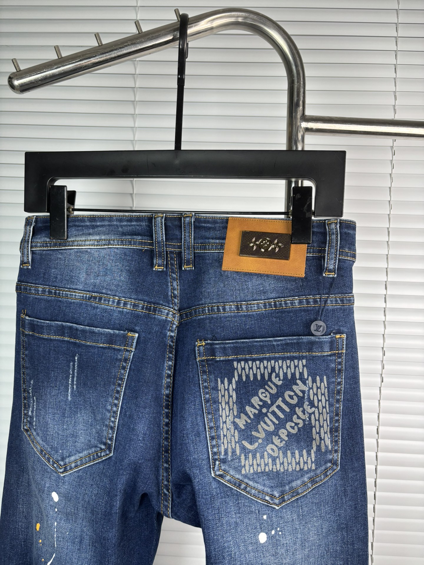 超级有范儿的一款牛仔裤，定制原版水洗牛仔面料，独特设计，顶级刺绣工艺字母图案logo，原版五金辅料装饰，