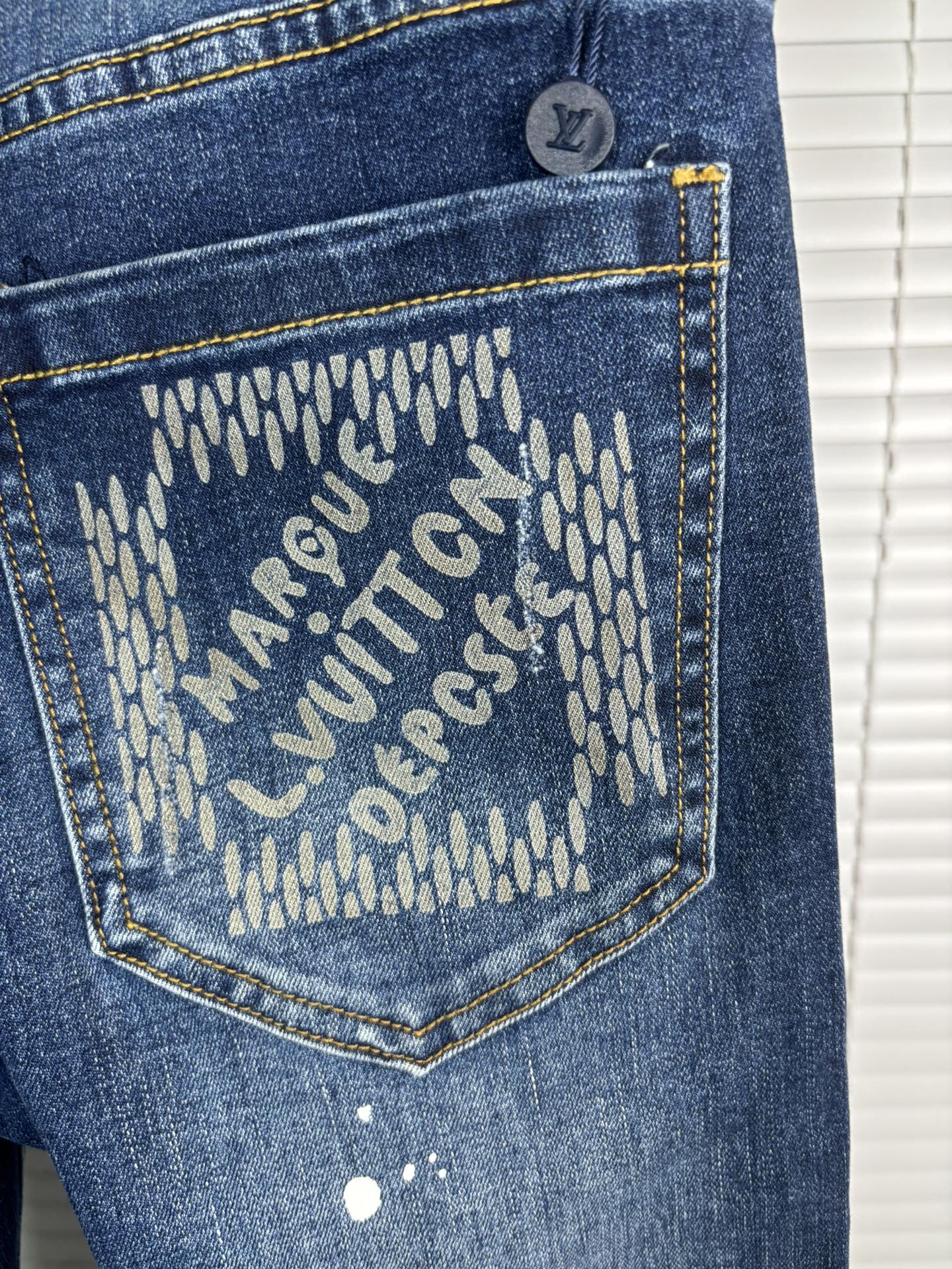 超级有范儿的一款牛仔裤，定制原版水洗牛仔面料，独特设计，顶级刺绣工艺字母图案logo，原版五金辅料装饰，