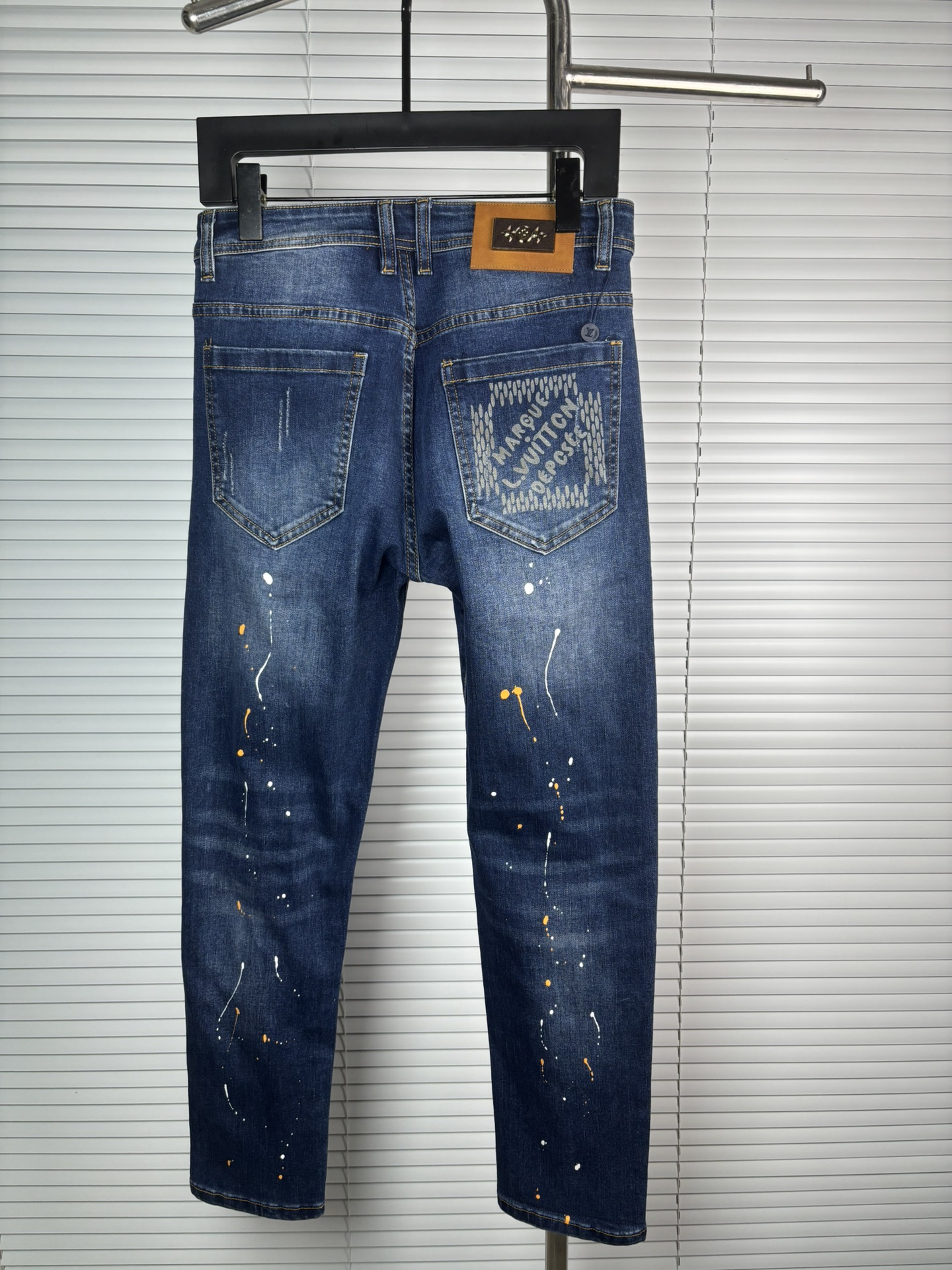 超级有范儿的一款牛仔裤，定制原版水洗牛仔面料，独特设计，顶级刺绣工艺字母图案logo，原版五金辅料装饰，