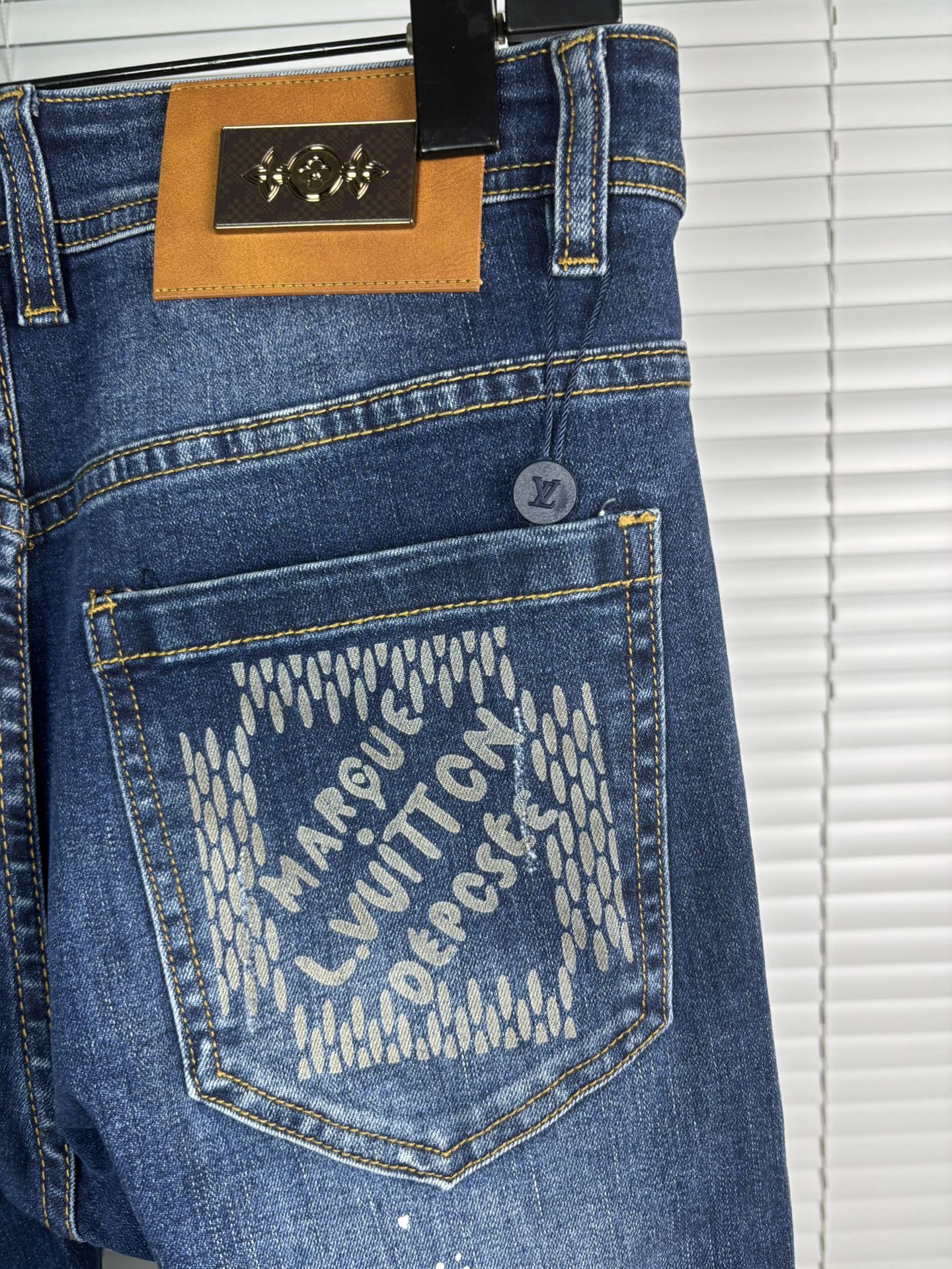 超级有范儿的一款牛仔裤，定制原版水洗牛仔面料，独特设计，顶级刺绣工艺字母图案logo，原版五金辅料装饰，