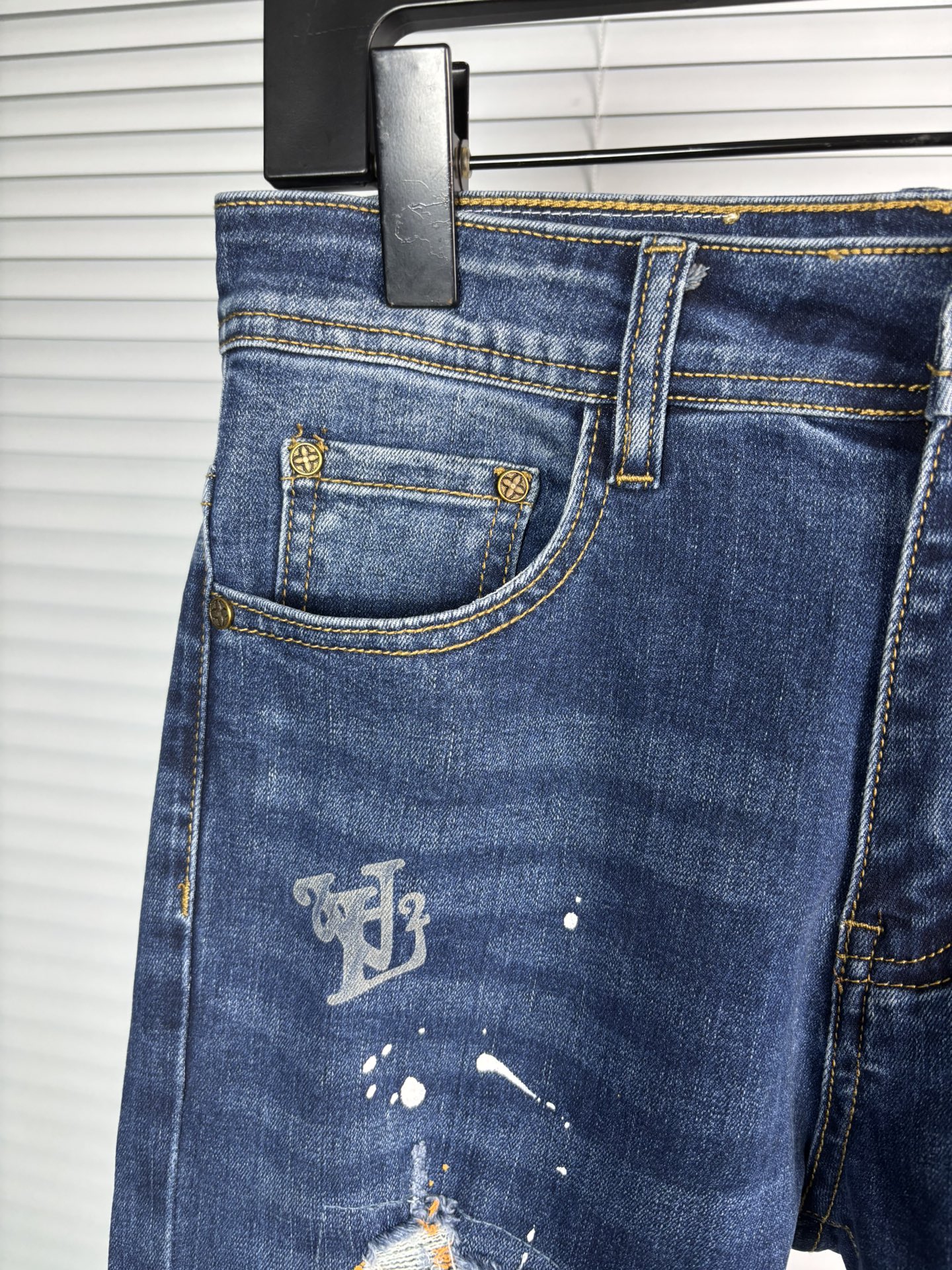 超级有范儿的一款牛仔裤，定制原版水洗牛仔面料，独特设计，顶级刺绣工艺字母图案logo，原版五金辅料装饰，