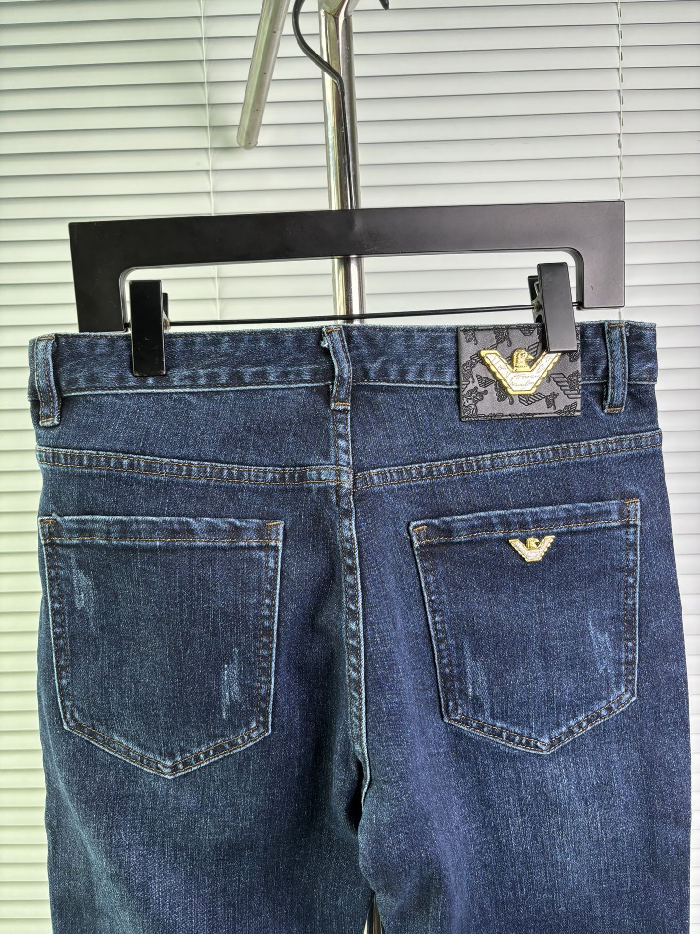 超级有范儿的一款牛仔裤，定制原版水洗牛仔面料，独特设计，顶级刺绣工艺字母图案logo，原版五金辅料装饰，