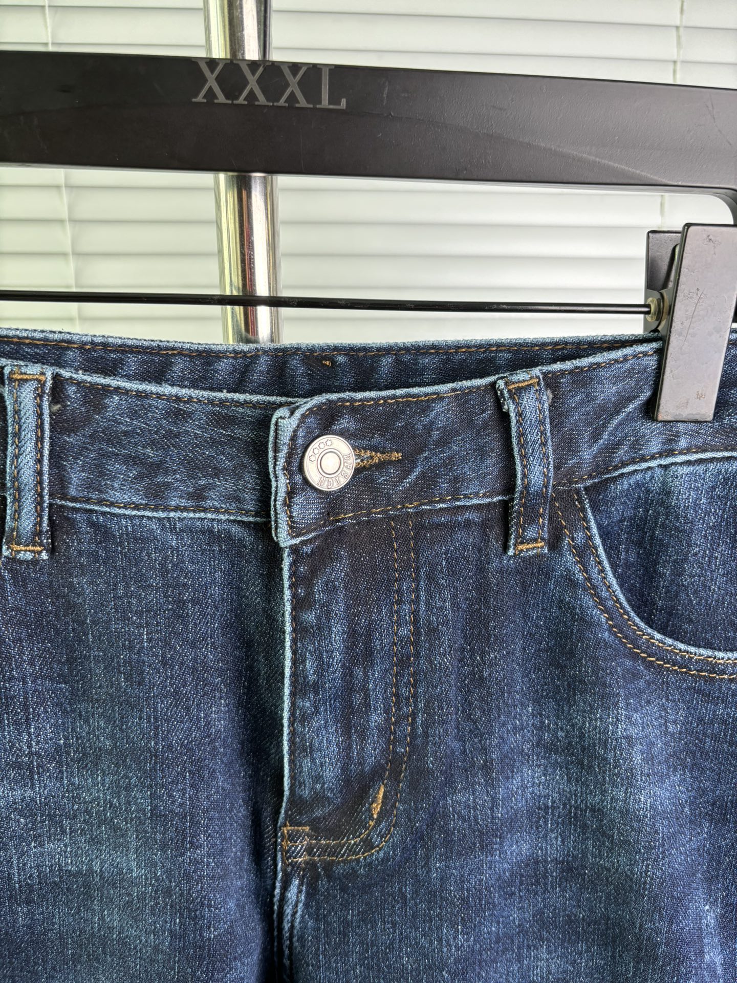 超级有范儿的一款牛仔裤，定制原版水洗牛仔面料，独特设计，顶级刺绣工艺字母图案logo，原版五金辅料装饰，