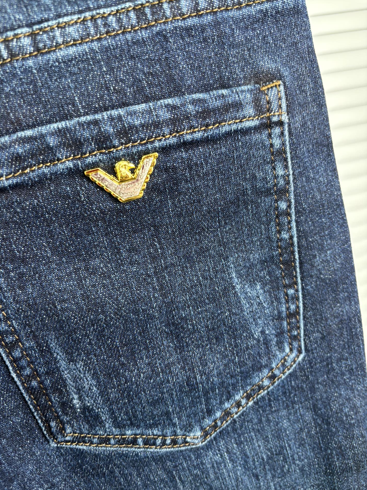 超级有范儿的一款牛仔裤，定制原版水洗牛仔面料，独特设计，顶级刺绣工艺字母图案logo，原版五金辅料装饰，