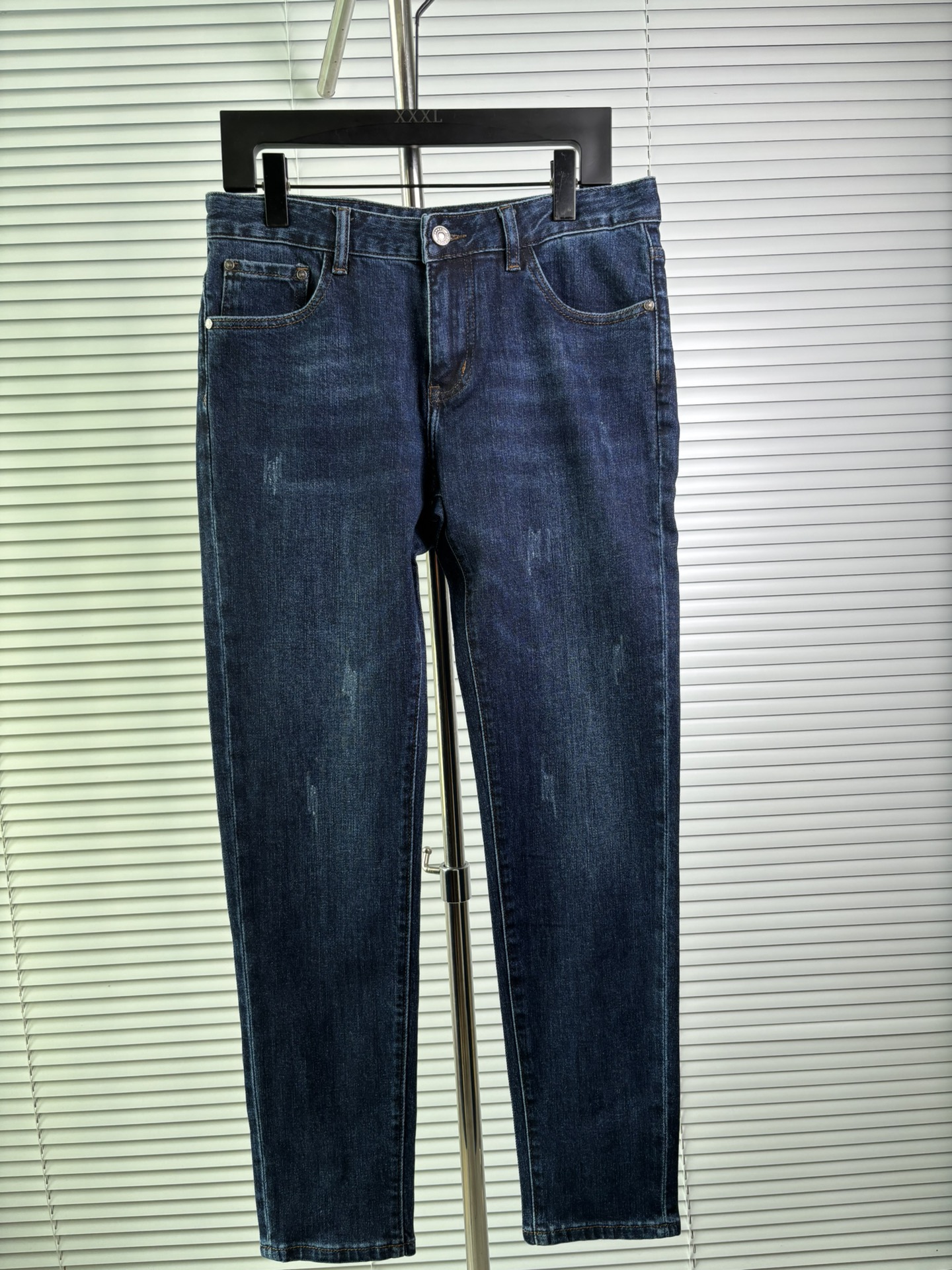 超级有范儿的一款牛仔裤，定制原版水洗牛仔面料，独特设计，顶级刺绣工艺字母图案logo，原版五金辅料装饰，