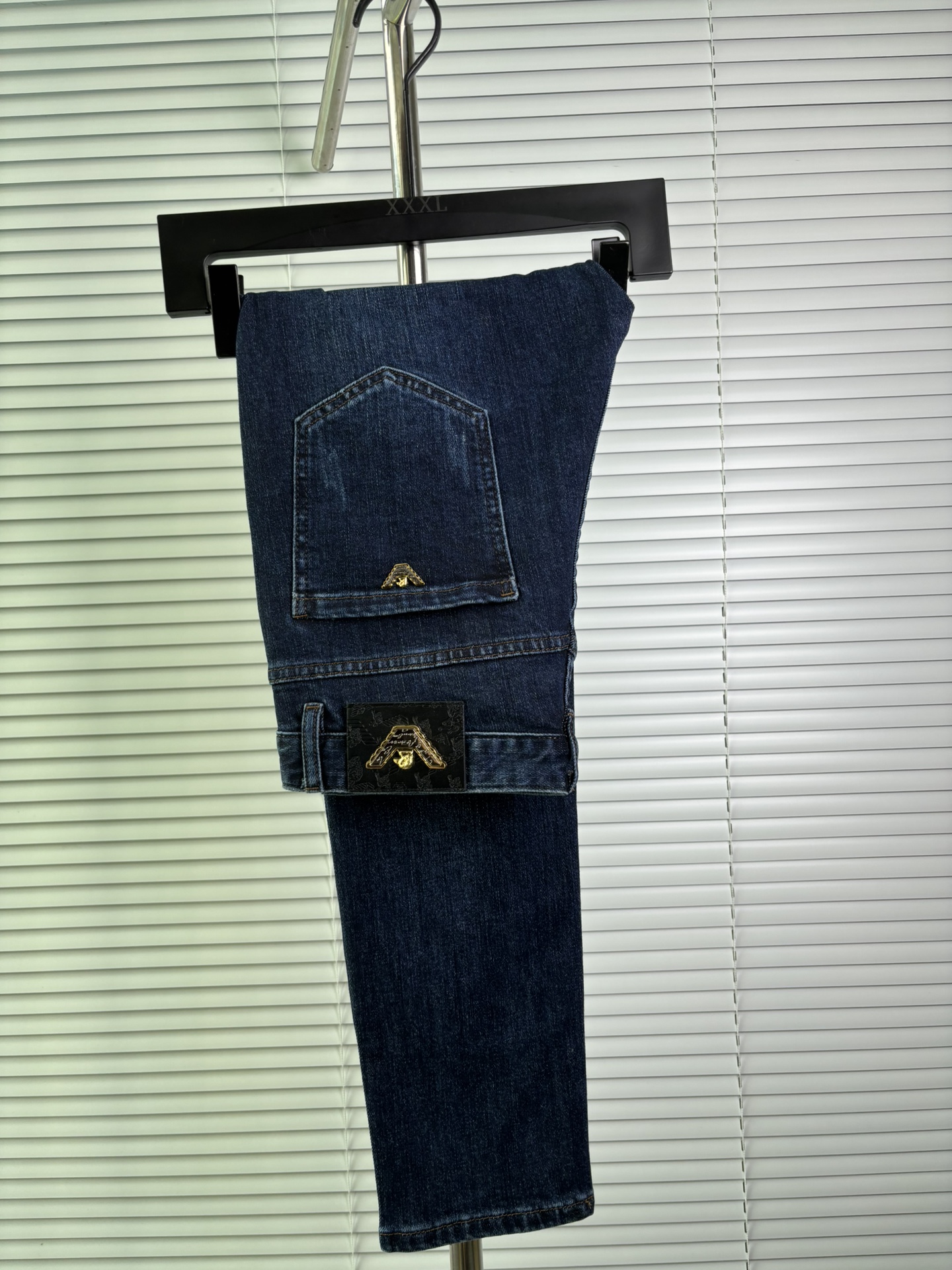 超级有范儿的一款牛仔裤，定制原版水洗牛仔面料，独特设计，顶级刺绣工艺字母图案logo，原版五金辅料装饰，