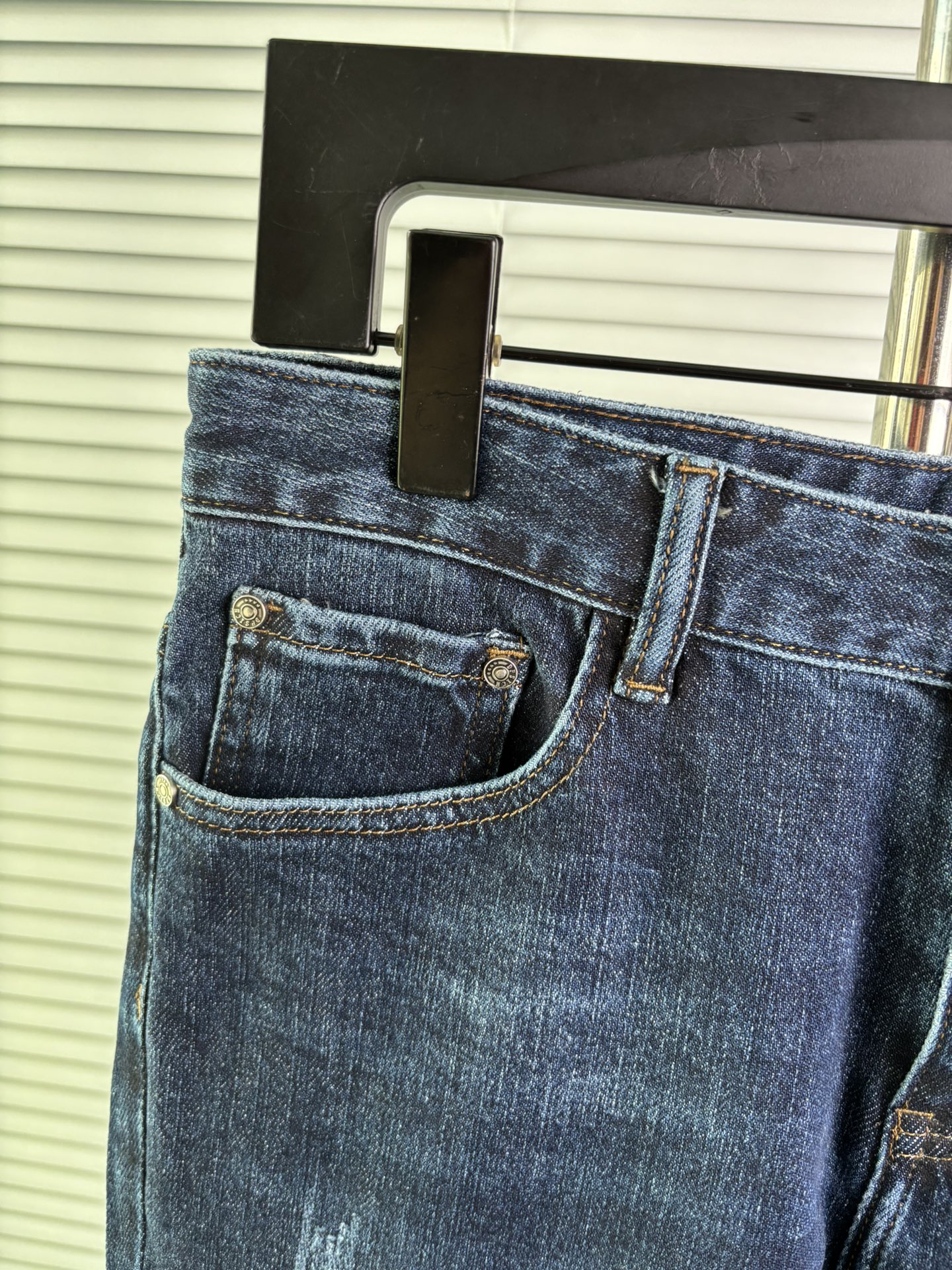 超级有范儿的一款牛仔裤，定制原版水洗牛仔面料，独特设计，顶级刺绣工艺字母图案logo，原版五金辅料装饰，