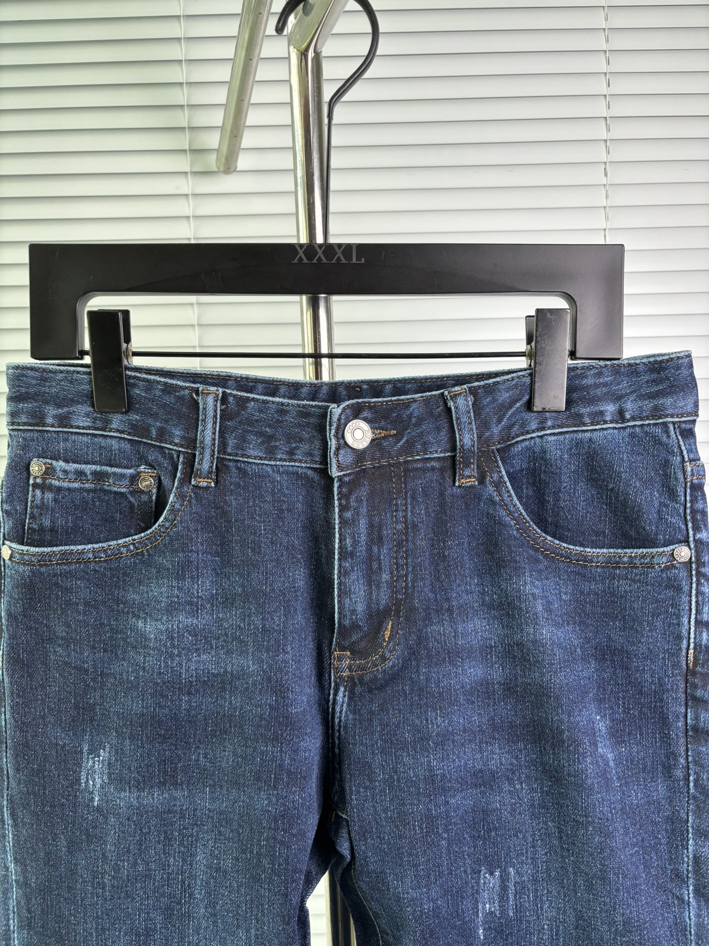 超级有范儿的一款牛仔裤，定制原版水洗牛仔面料，独特设计，顶级刺绣工艺字母图案logo，原版五金辅料装饰，