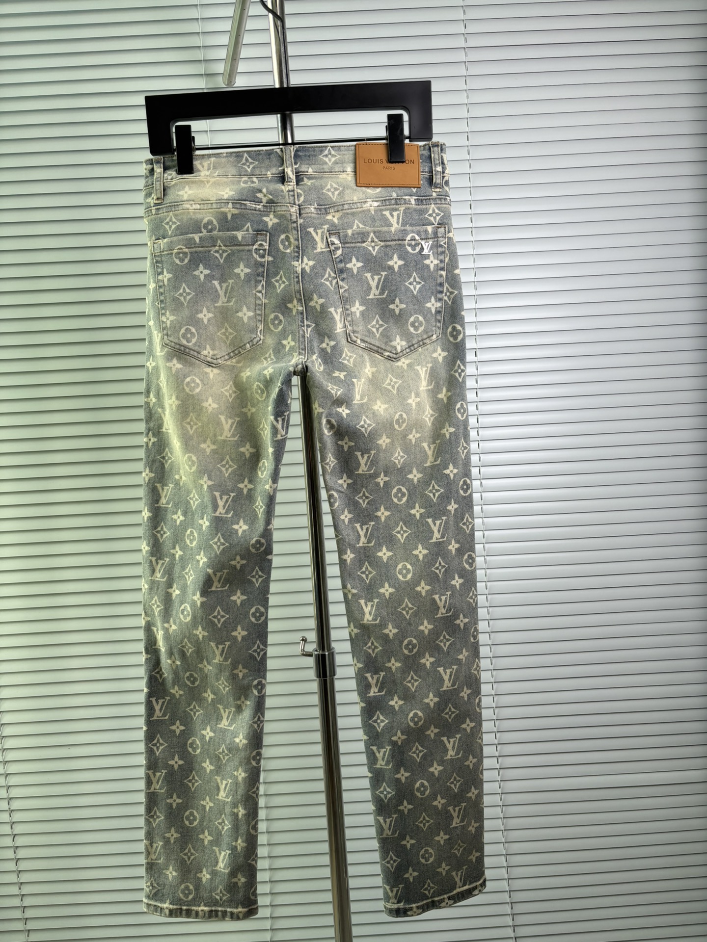 超级有范儿的一款牛仔裤，定制原版水洗牛仔面料，独特设计，顶级刺绣工艺字母图案logo，原版五金辅料装饰，